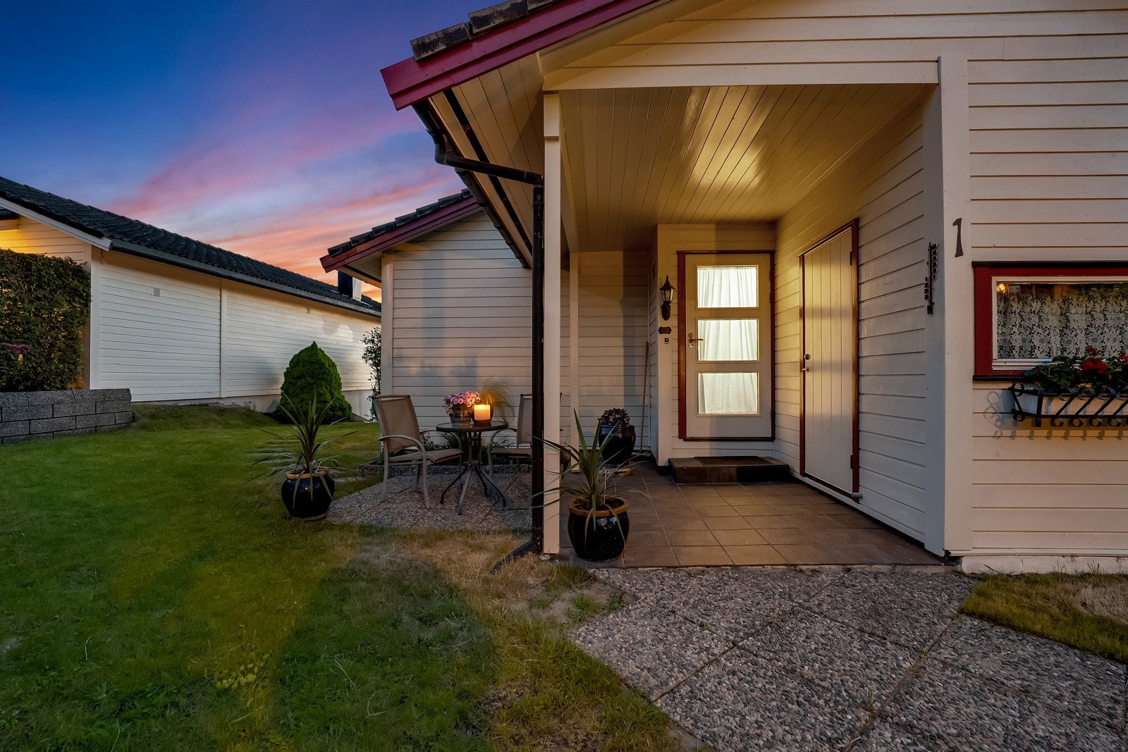 Overbygget inngangsparti med adkomst til romslig utebod Galleribilde