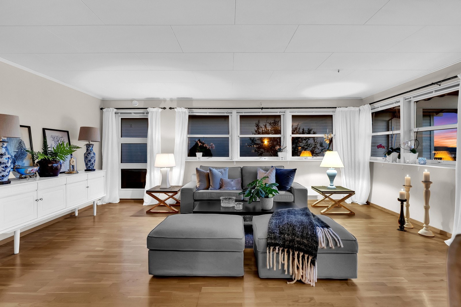 Mange vinduer slipper lyset inn Galleribilde