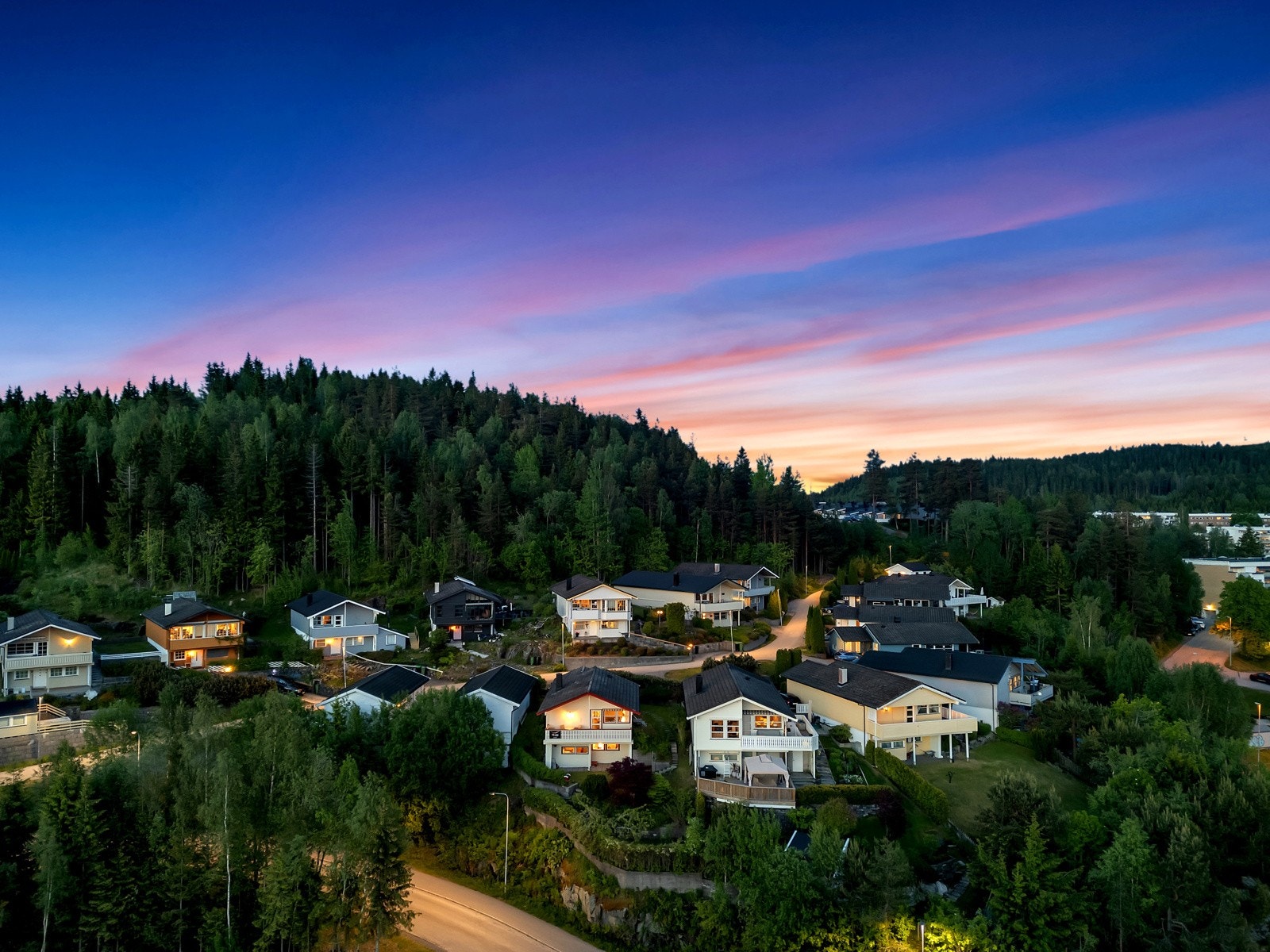 Boligen ligger kun et steinkast unna skogen Galleribilde
