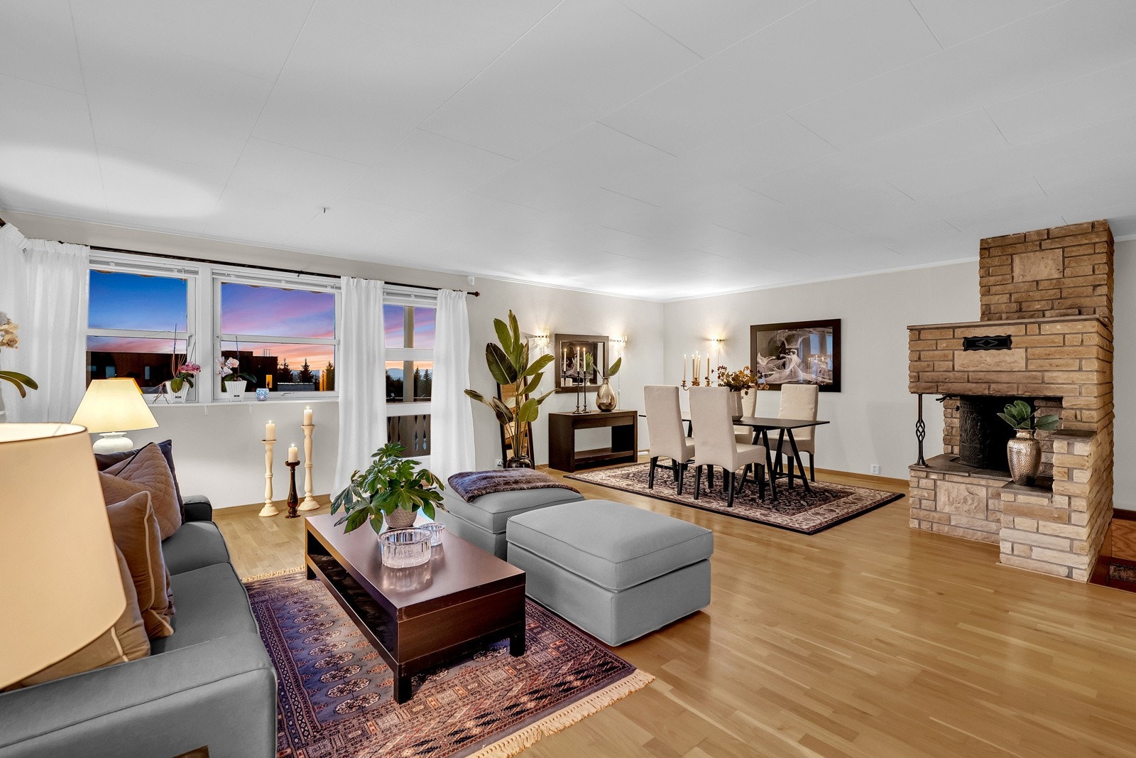 Romslig stue med stor peis som gir god varme i den kalde årstiden Galleribilde