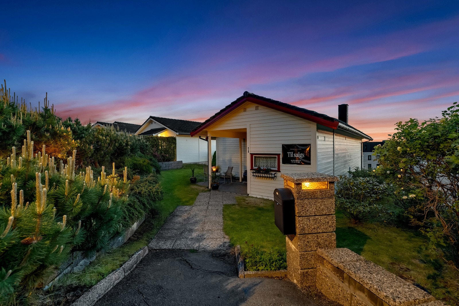 Koselig uteplass ved inngangspartiet hvor man kan nyte morgenkaffen Galleribilde