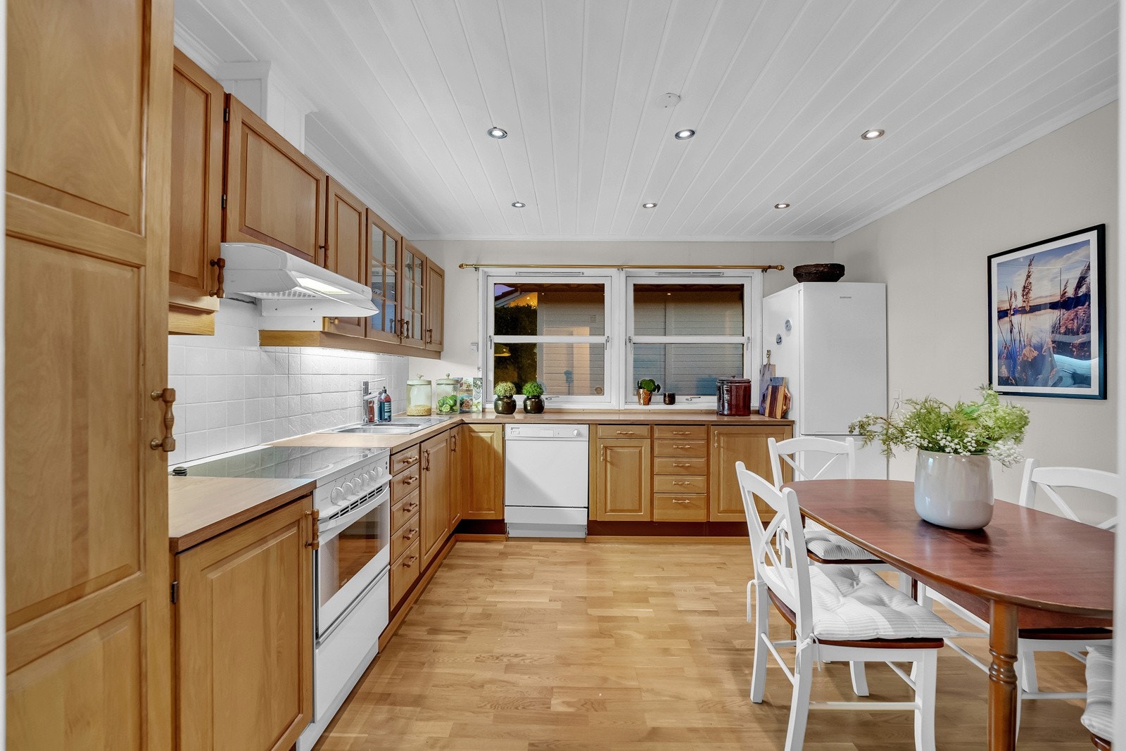 Kjøkken med god plass til spisegruppe Galleribilde