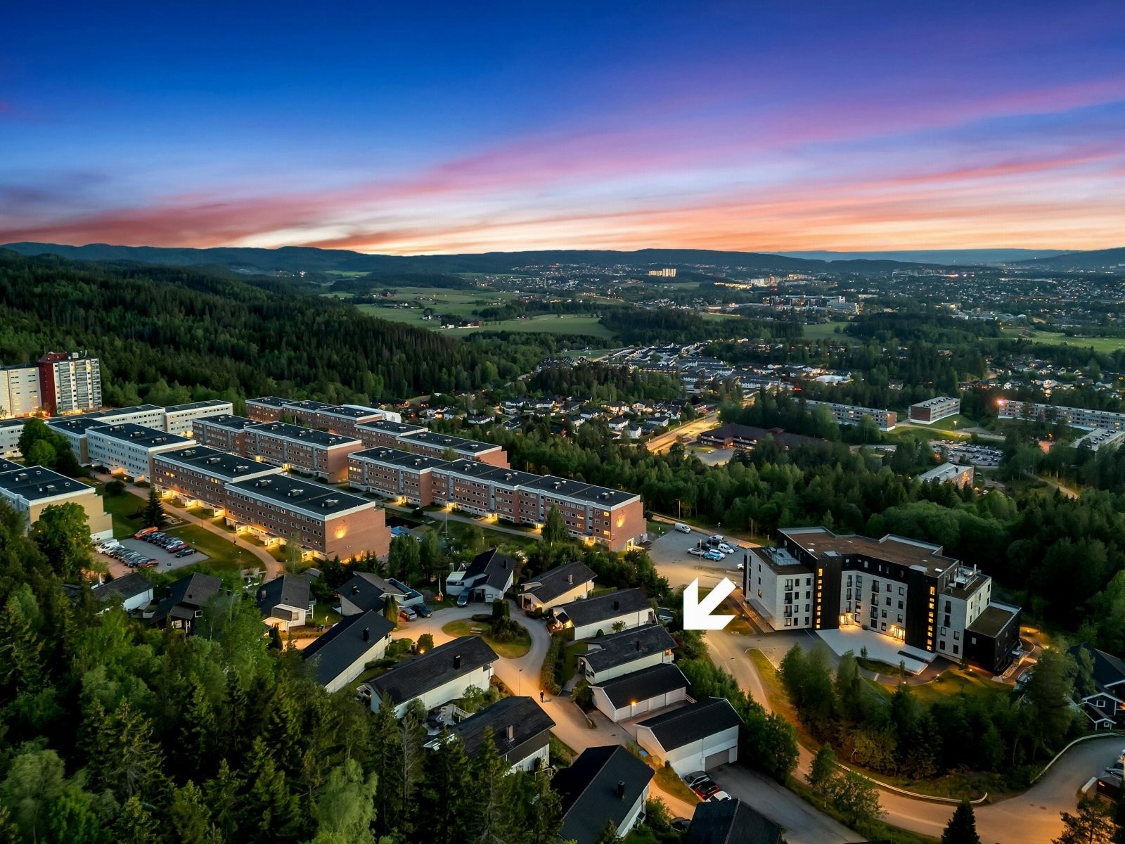 Boligen ligger i et meget barnevennlig, rolig, solrikt og attraktivt boligområde i Blystadlia Galleribilde
