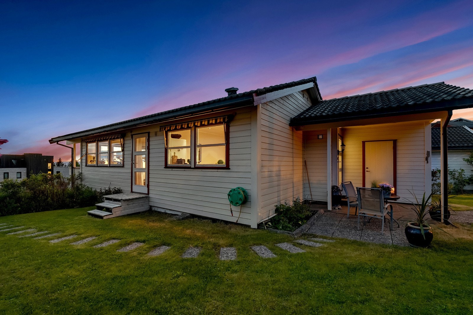 Adkomst til hage og gressplen fra stuen Galleribilde