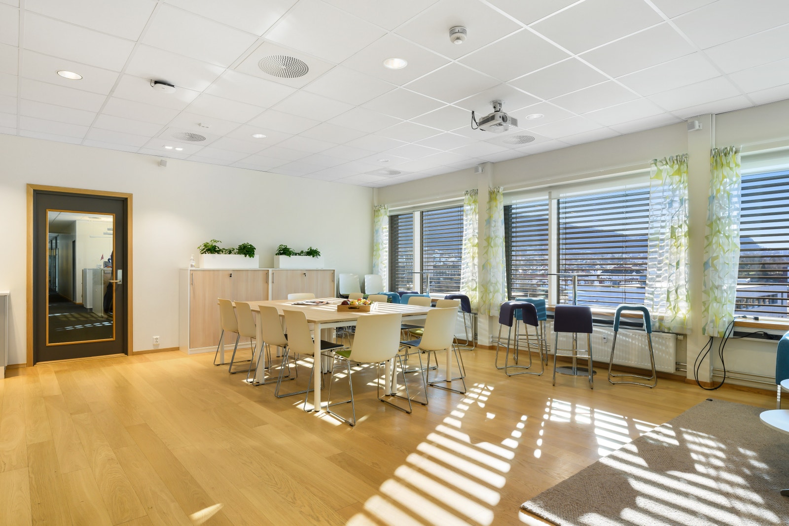 Åpen sosial sone/ spiseplass med kjøkken Galleribilde