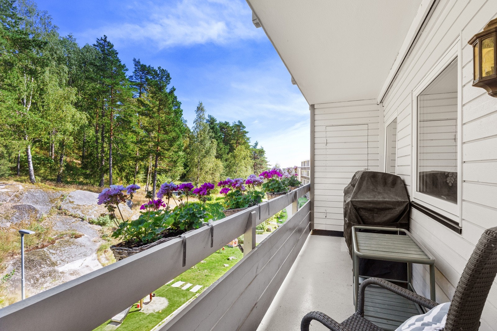 Balkongen måler ca. 6 kvm og har to hendige boder, én på hver side. Galleribilde