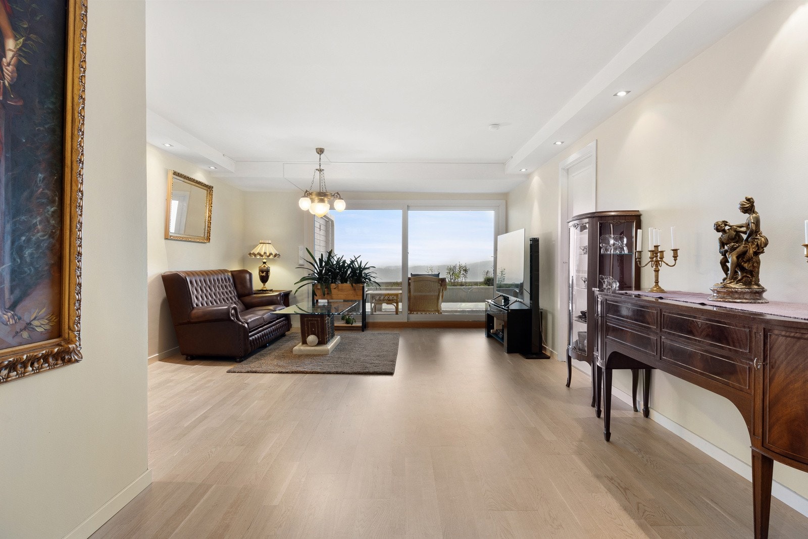 Dagslyset i stuen suppleres ypperlig av lyskasser med downlights i himlingen. Galleribilde