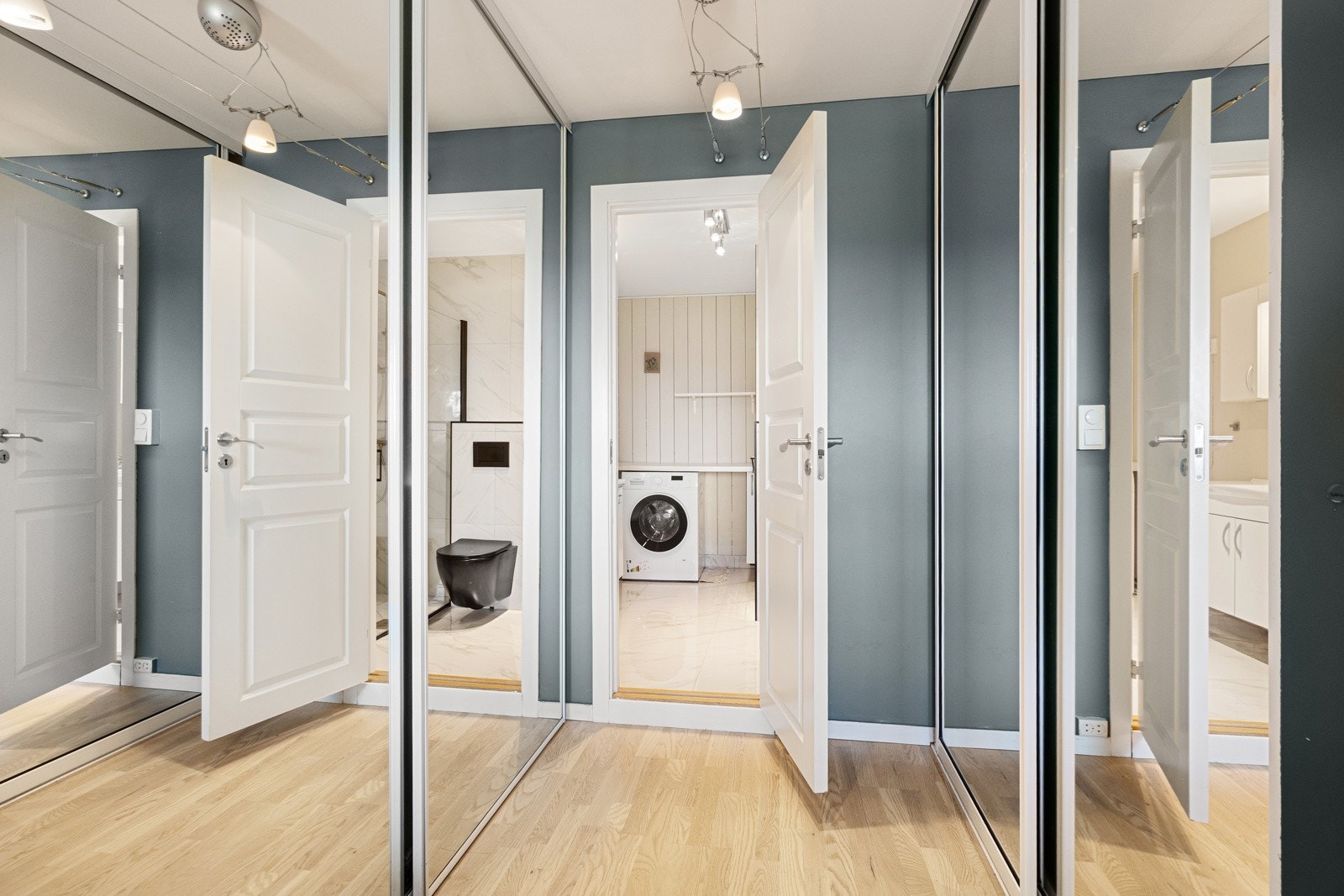 Inn mot badet har hovedsoverommet to store skyvedørsgarderober. Galleribilde