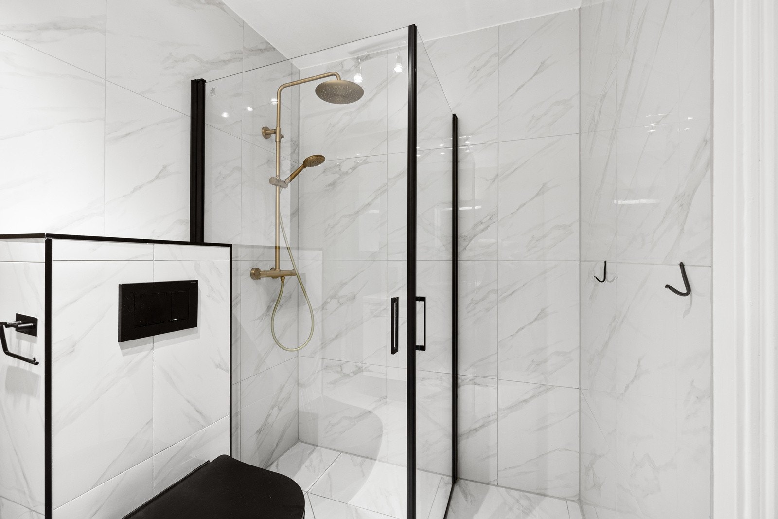 Badet ble i 2023 oppgradert med nye fliser og et nytt vegghengt toalett. Galleribilde
