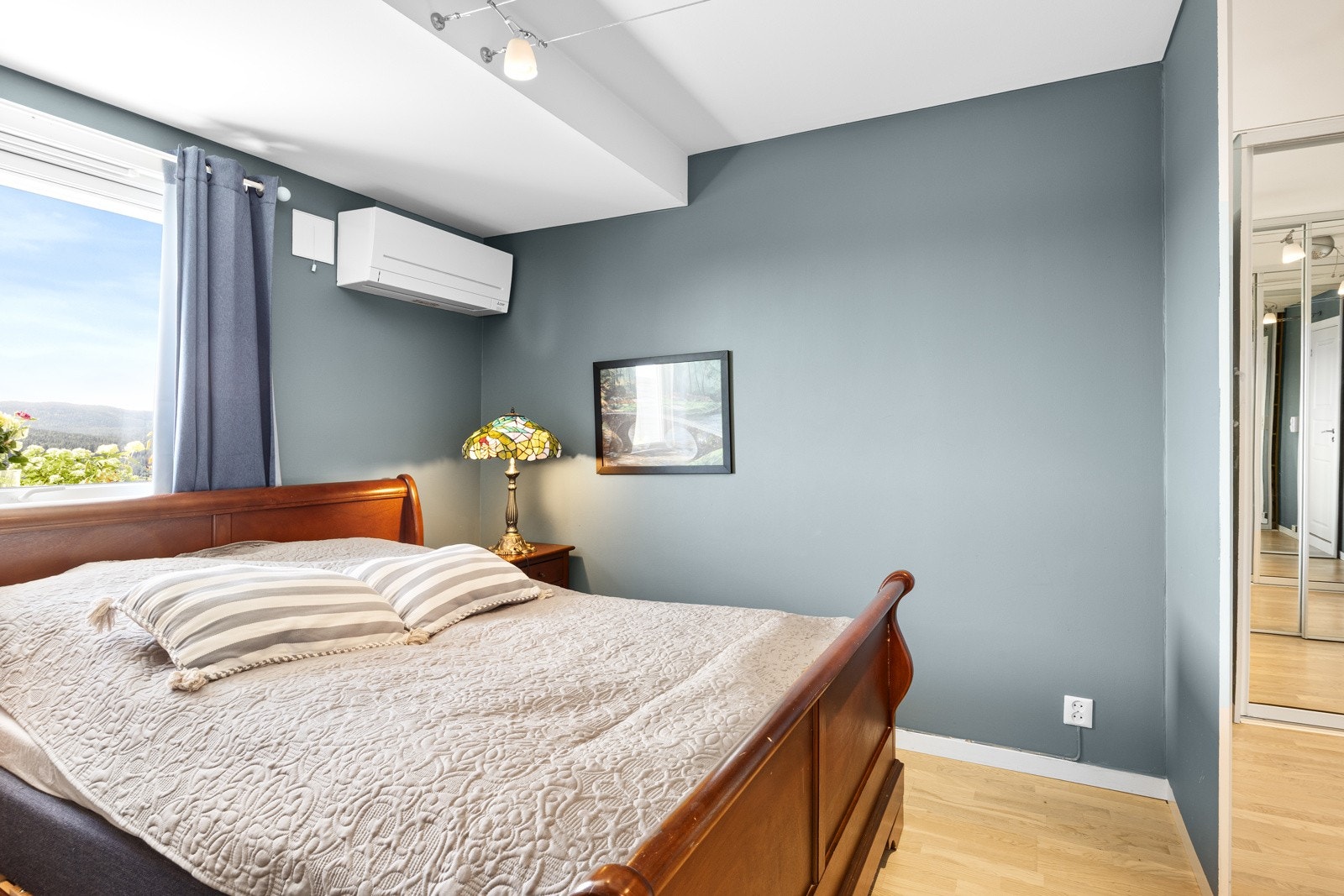 I 2019 fikk hovedsoverommet en ny varmepumpe med aircondition. Galleribilde