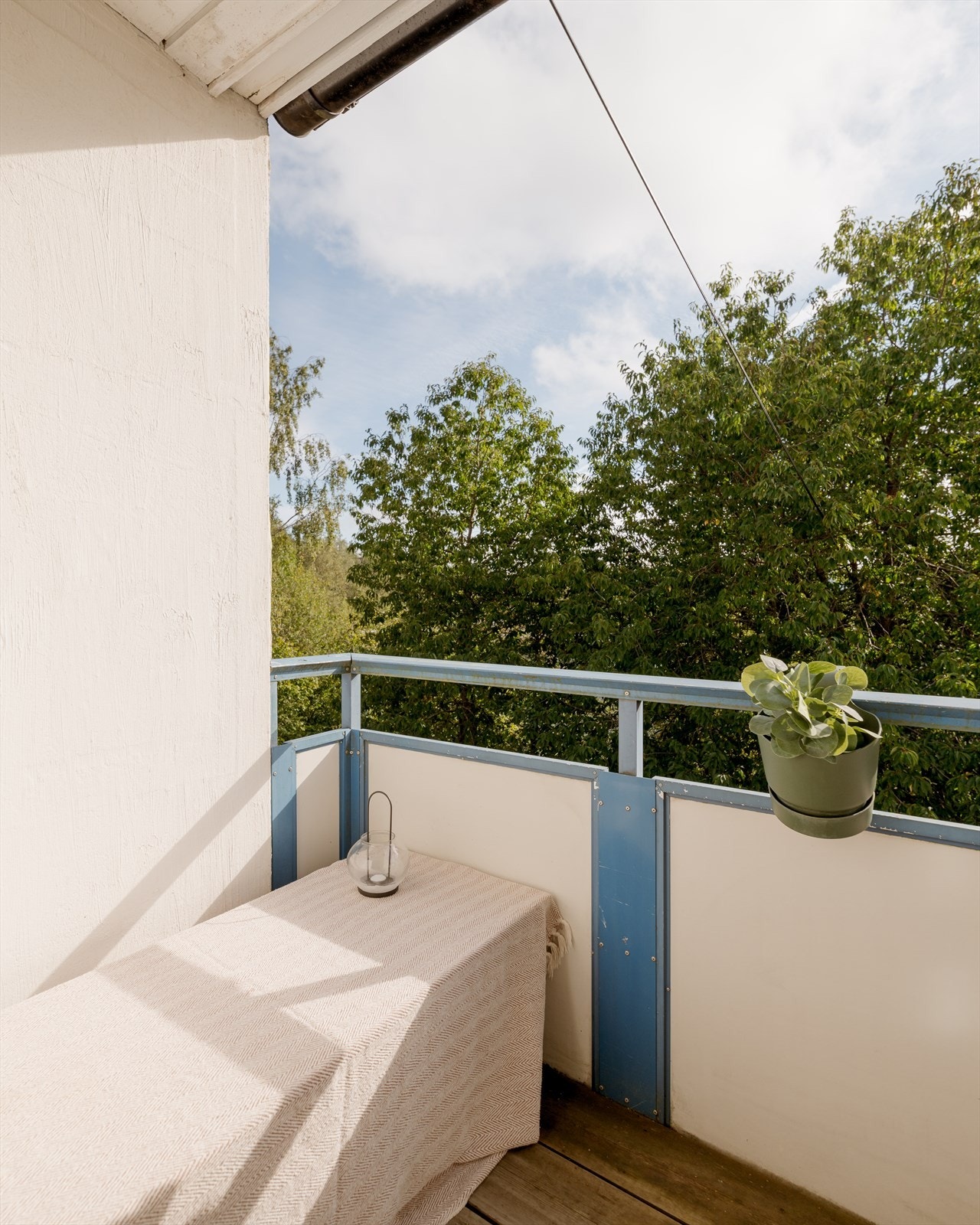 På balkongen er det en integrert sittebenk som kan innredes til en egen sone for avslapning, morgenkaffe eller soling. Galleribilde