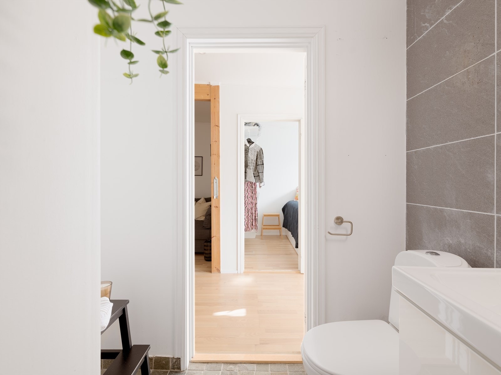 På badet er det en plassbesparende krok med opplegg for vaskemaskin og/eller tørketrommel. Vaskekjeller kan også benyttes. Galleribilde