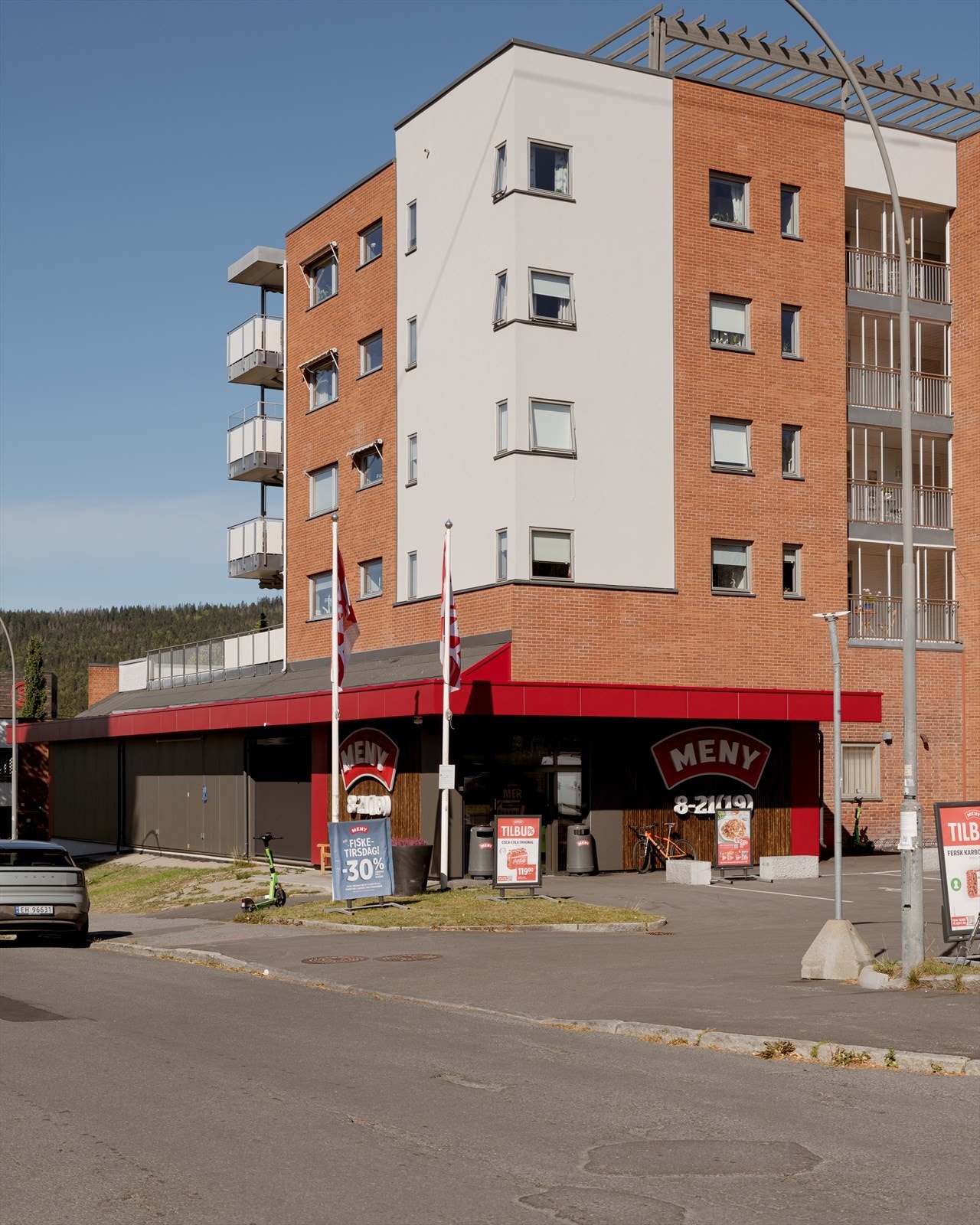 Bare 1 minutts gange fra leiligheten finner du Meny Kringsjå. I nærheten ligger også Kiwi og Joker, noe som gjør handlingen enkel og fleksibel. Galleribilde