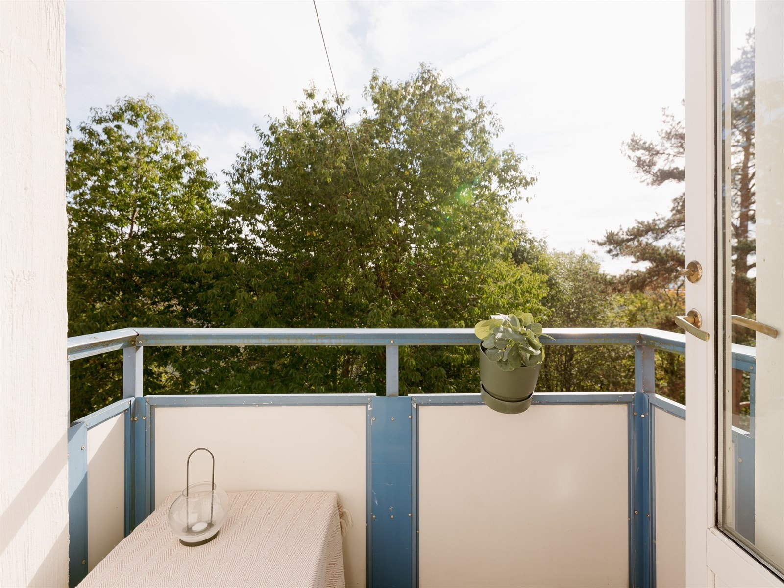 Folke Bernadottes vei 5B er en sjarmerende leilighet med usjenert balkong i et veletablert boligområde på Kringsjå. Galleribilde