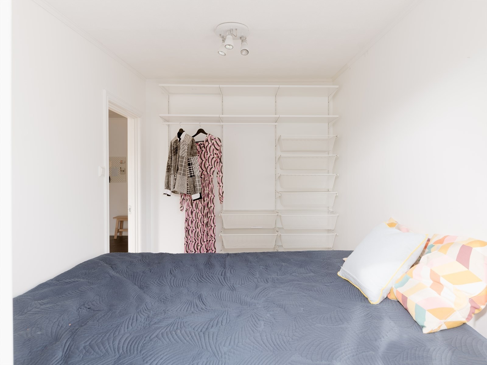 Her er det innredet med en praktisk garderobeløsning som byr på godt med plass til oppbevaring av klær. Galleribilde