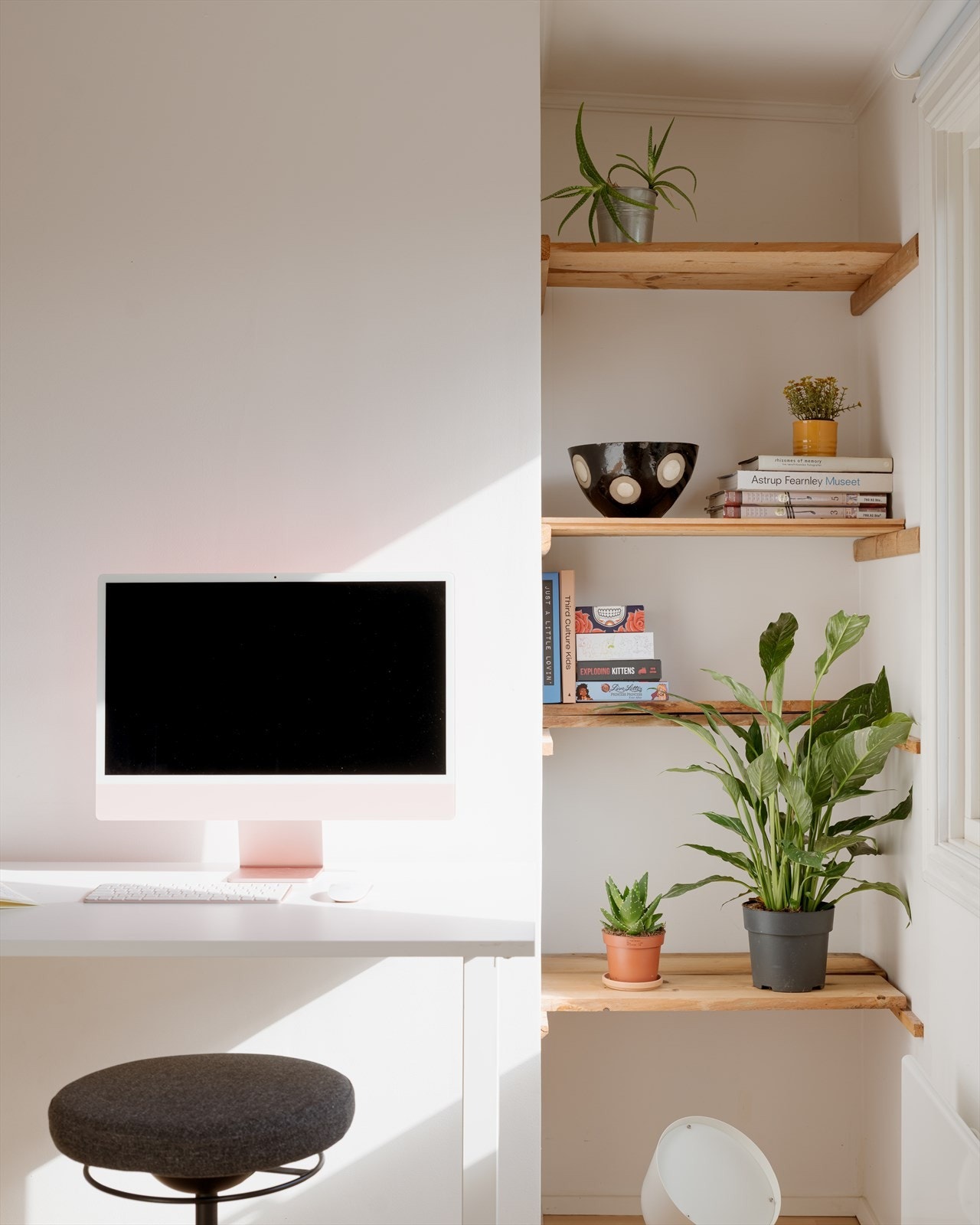 Her er det etablert en estetisk og funksjonell hylleløsning som står i stil med bjelkene og øvrige detaljer i leiligheten. Galleribilde