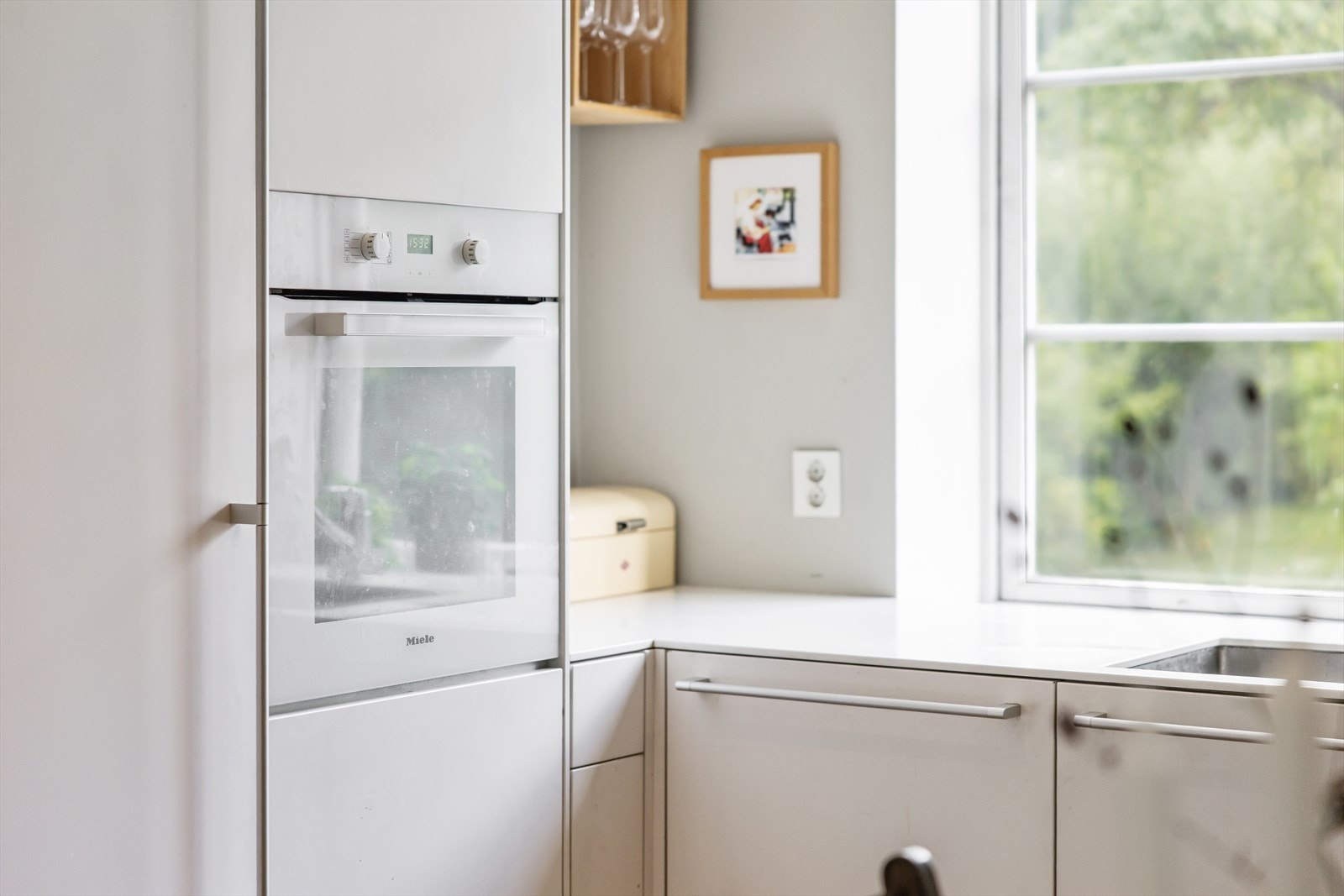 Her er det godt med lagringsplass i både over- og underskap, samt rikelig med benkeplass på en solid benkeplate i Corian. Galleribilde