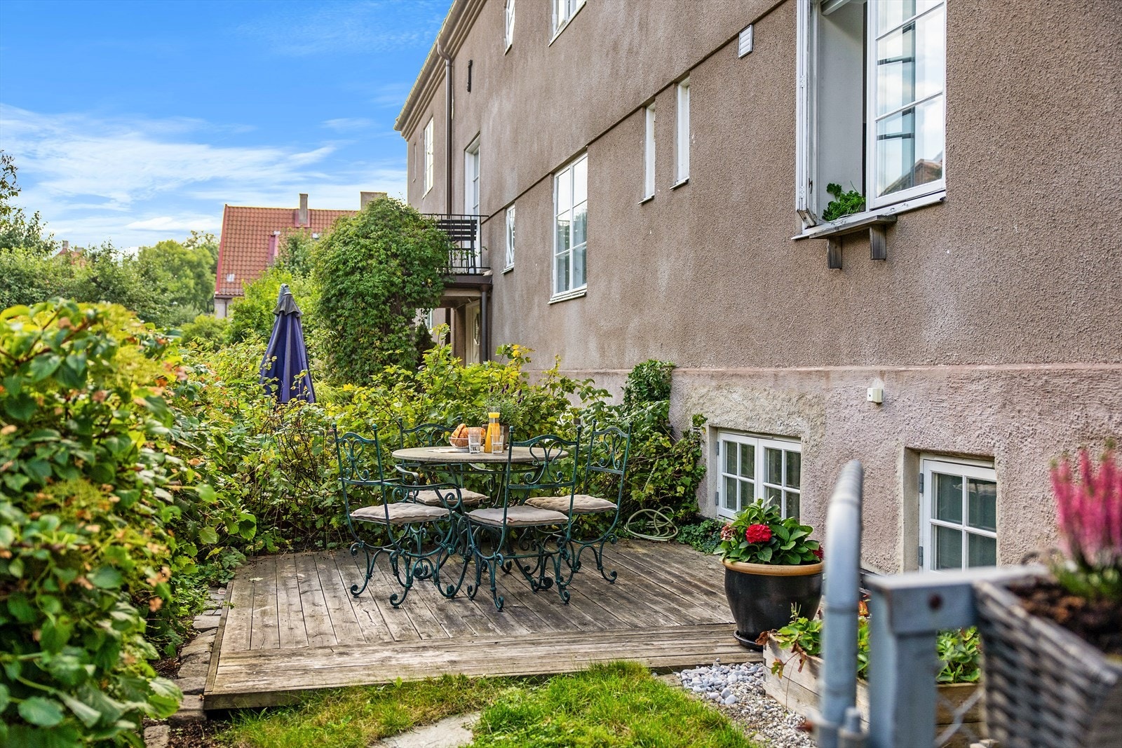 På den andre siden finner du en terrasse med god plass til spisegruppe mot rolige omgivelser. Galleribilde