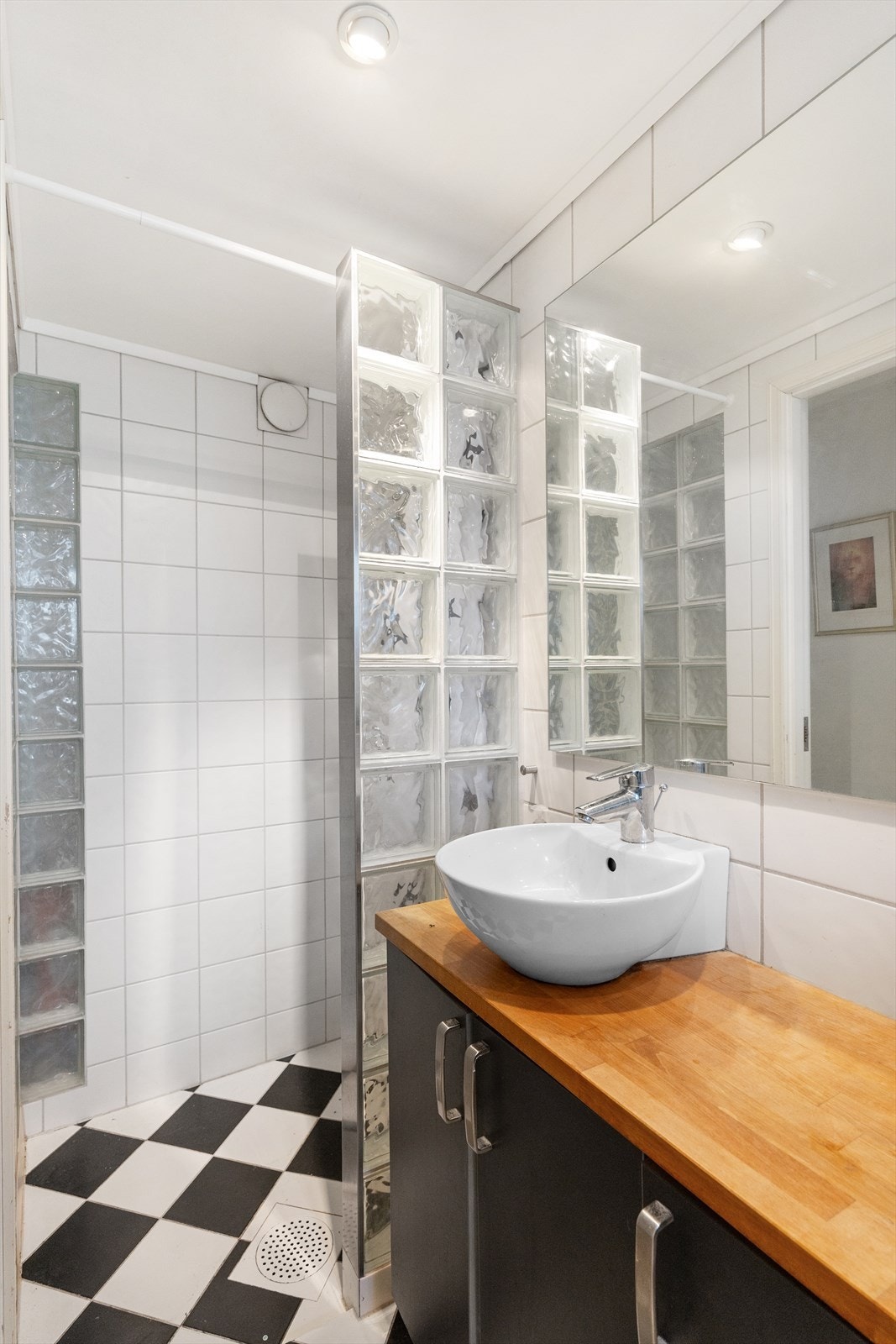Utstyrt med dusjnisje, vegghengt toalett og servantskap med armatur fra Grohe. Rommet er også utstyrt med naturlig avtrekk, varmtvannsbereder og opplegg for vaskemaskin. Galleribilde