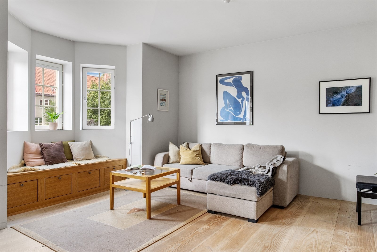 Lys og innbydende stue med god plass til sofagruppe og tilhørende møblement. Galleribilde