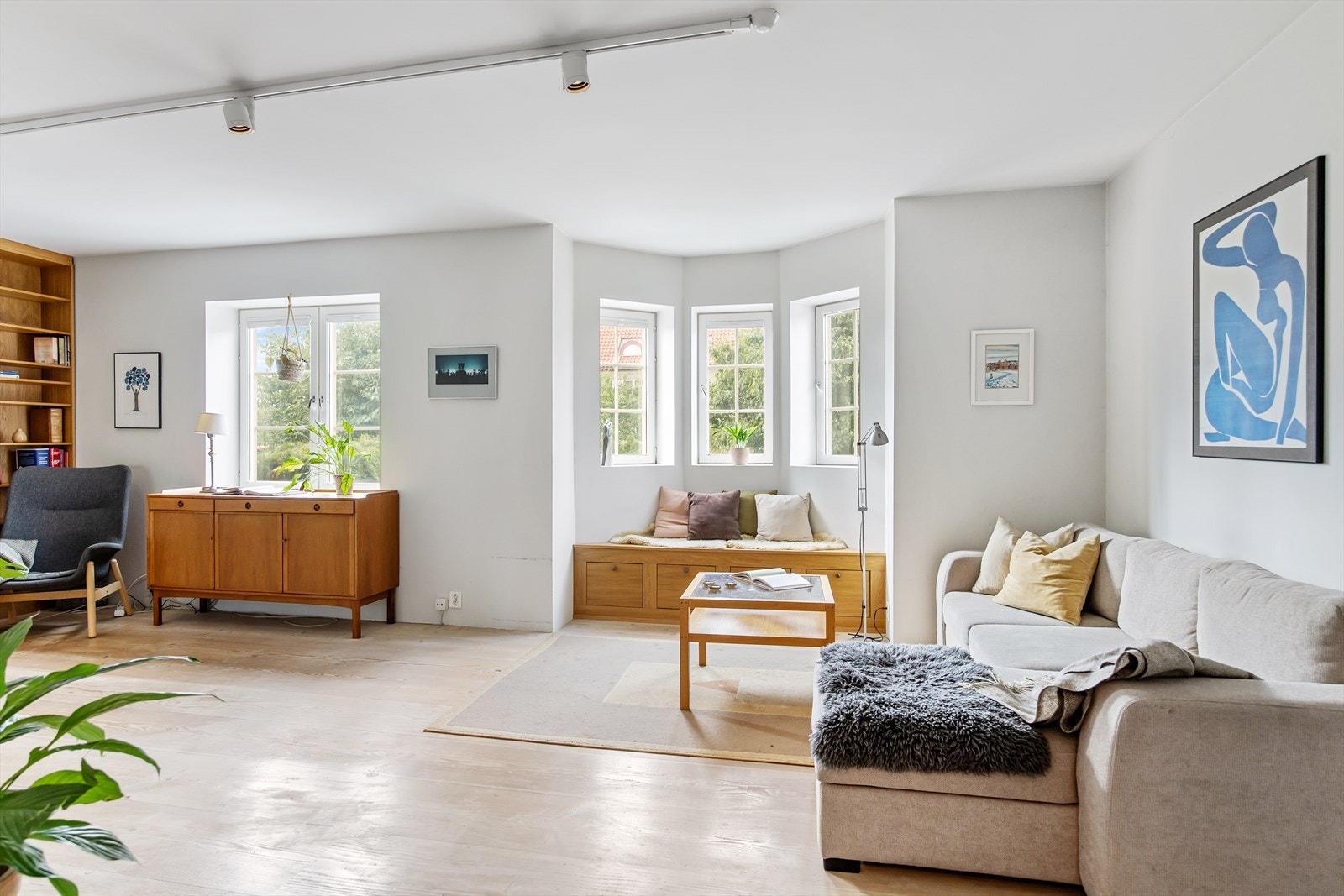 Stuen oppleves som lys og luftig. Galleribilde