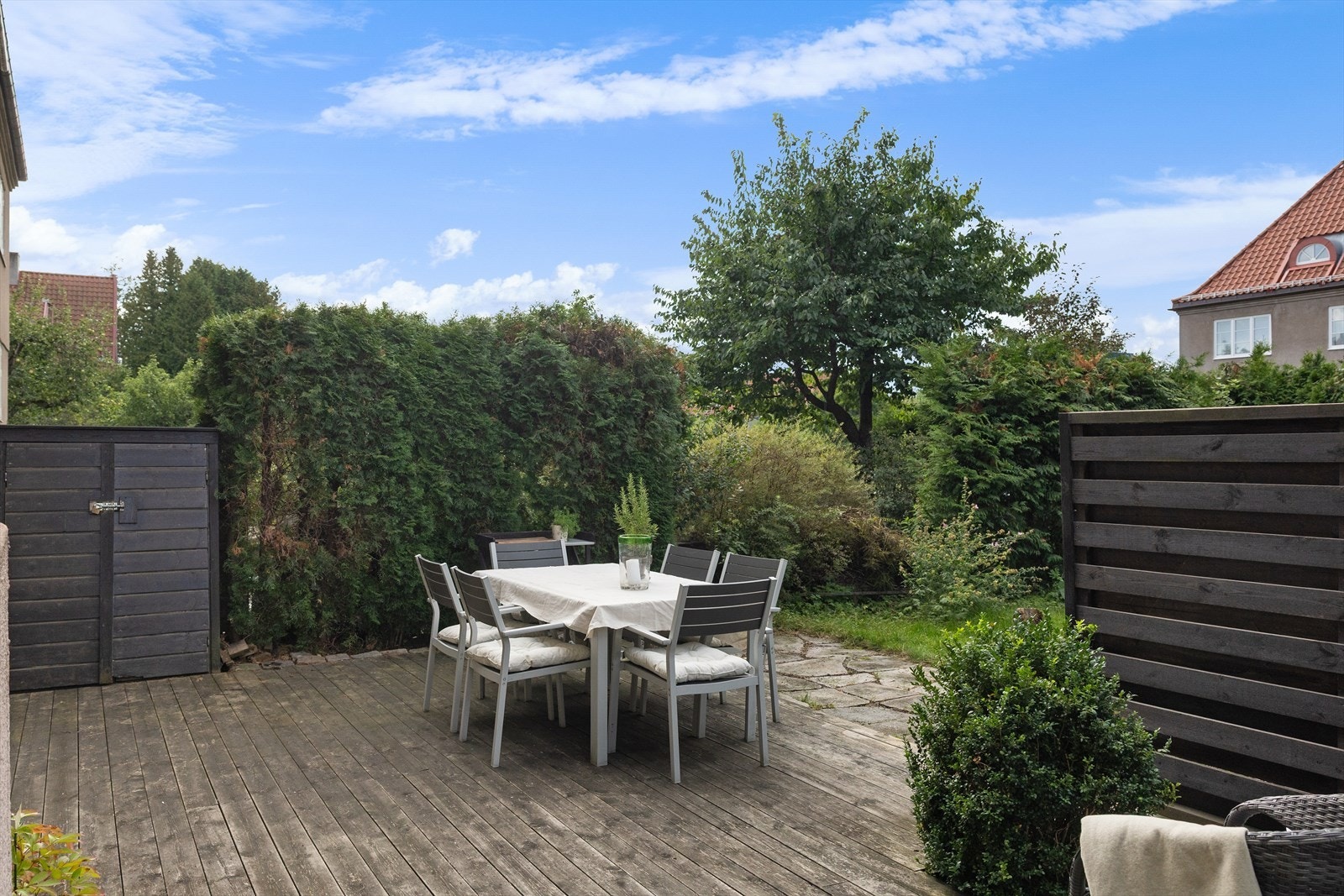 Stor terrasse, perfekt for plass til utemøbler, potter og planter. Galleribilde