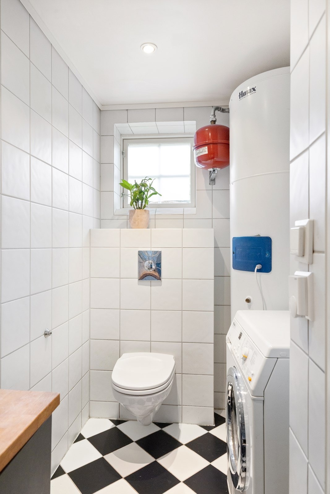 Praktisk bad med fliser på både gulv og vegger, samt komfortabel gulvvarme. Galleribilde