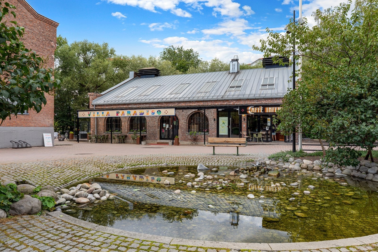 Lilleborg med restaurant og kaffekos Galleribilde