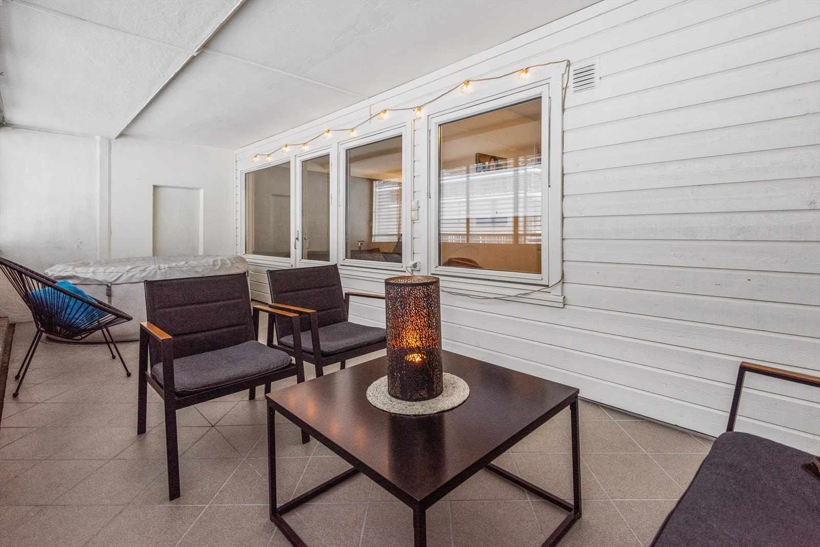 Balkongen er på hele 18 kvm, og har dermed god plass til flere ulike soner Galleribilde