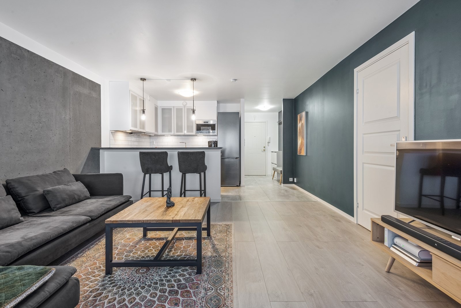 Stuen har god plass til sofakrok og tilhørende møblement Galleribilde