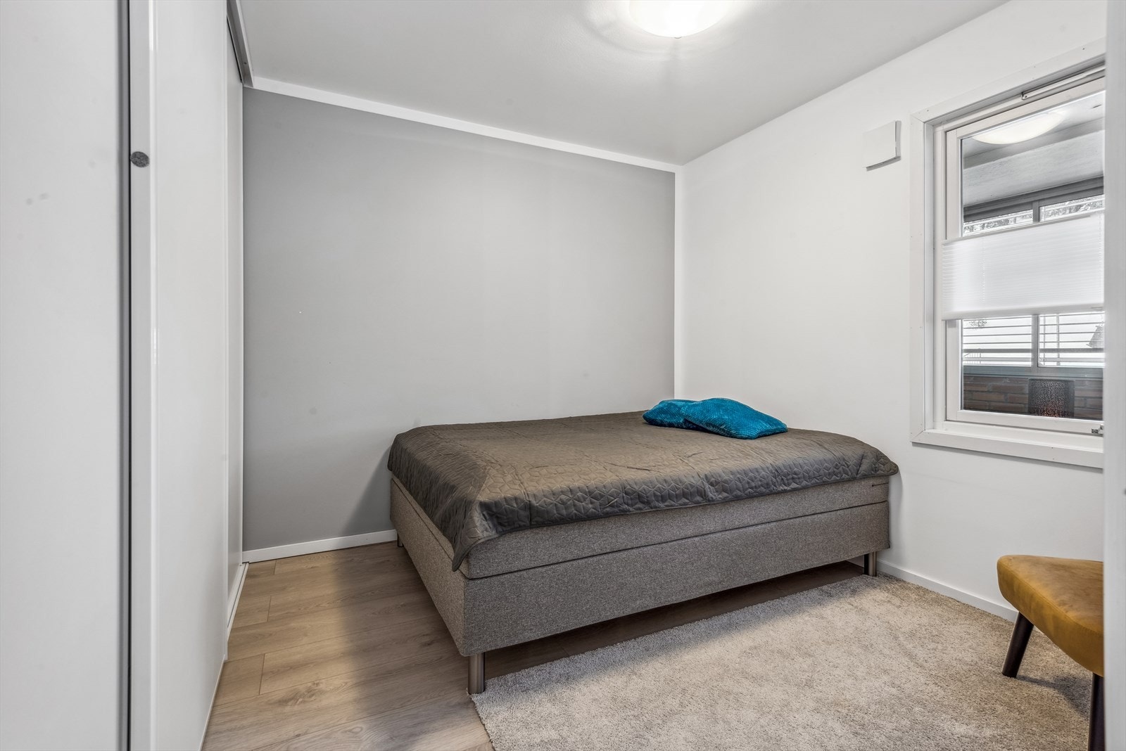 Leiligheten har ett romslig soverom med god plass til dobbeltseng og garderobeløsning Galleribilde