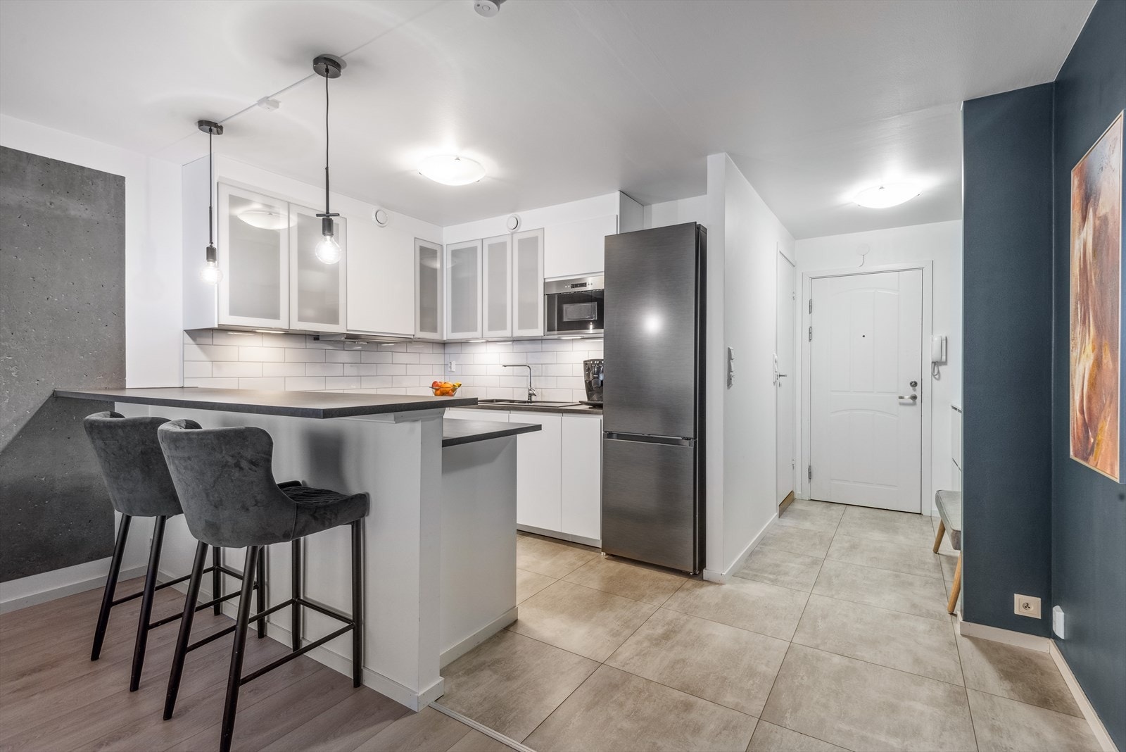 Med åpen løsning mot stuen og kjøkkenøy fremstår leiligheten som luftig og arealeffektiv Galleribilde