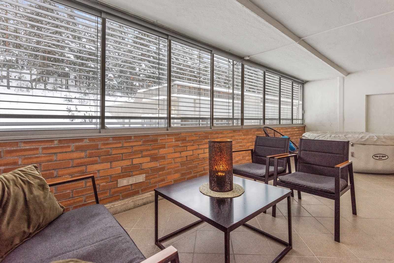 Balkongen som er innglasset og flislagt fungerer som en forlengelse av stuen. Her kan man ha hyggelige stunder året rundt Galleribilde