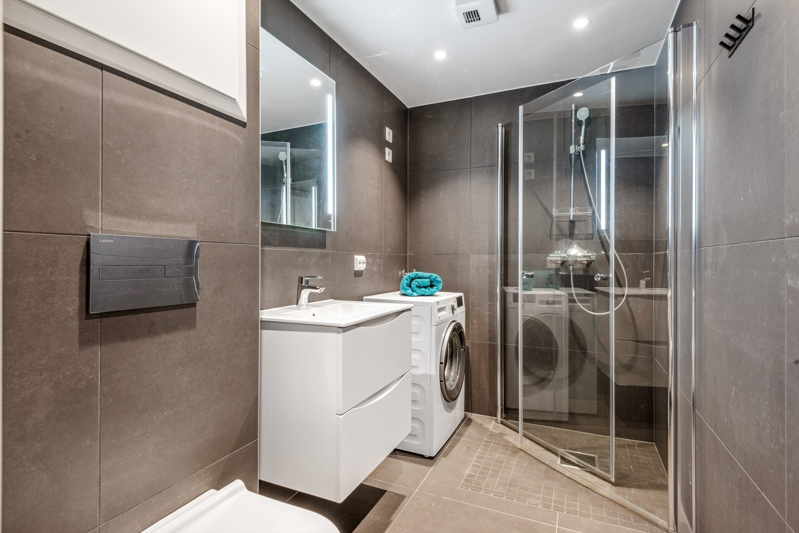 Baderommet ble pusset opp i 2021/22, og fremstår stilfullt og moderne Galleribilde