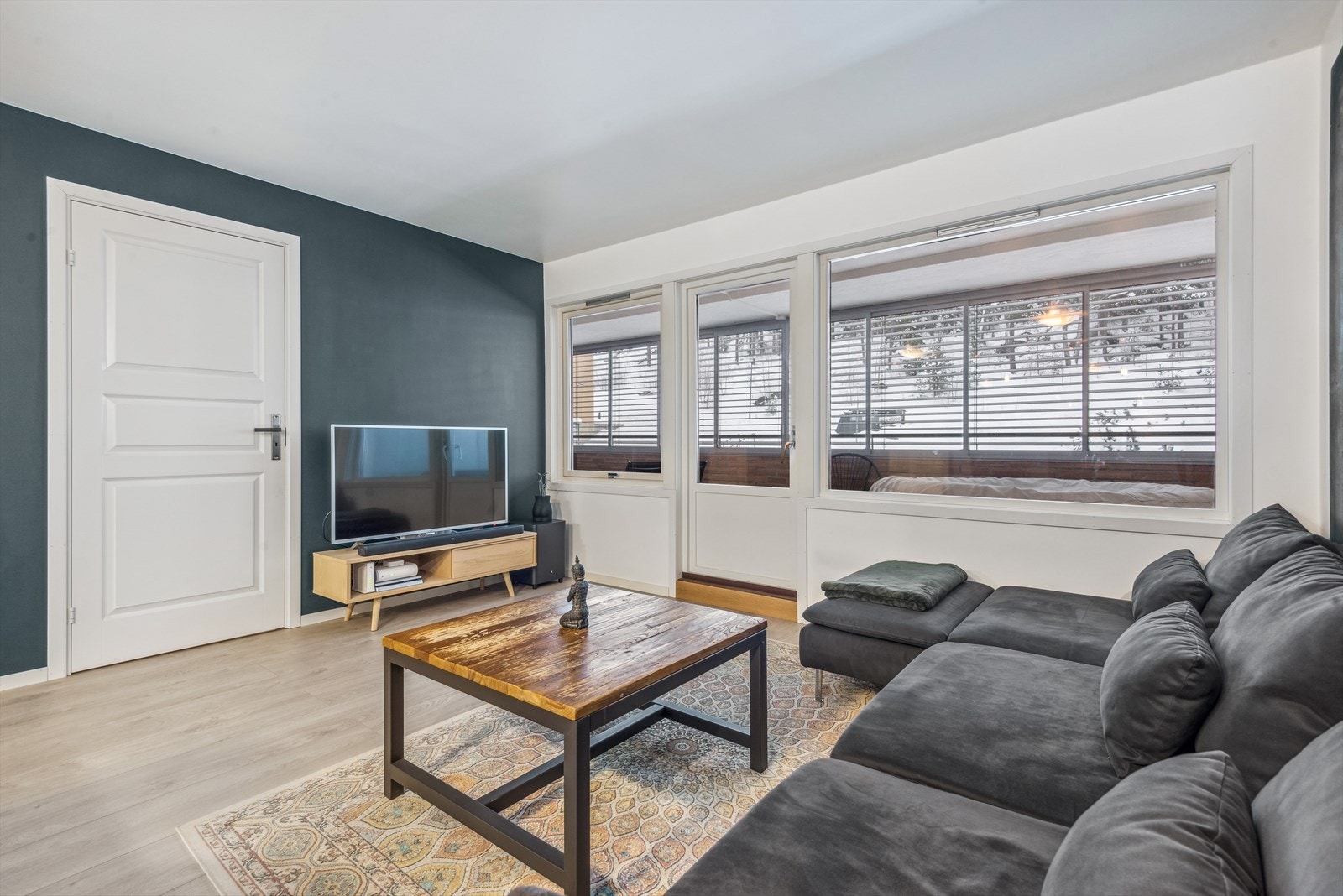 Fra stuen er det utgang til innglasset balkong på 18 kvm Galleribilde