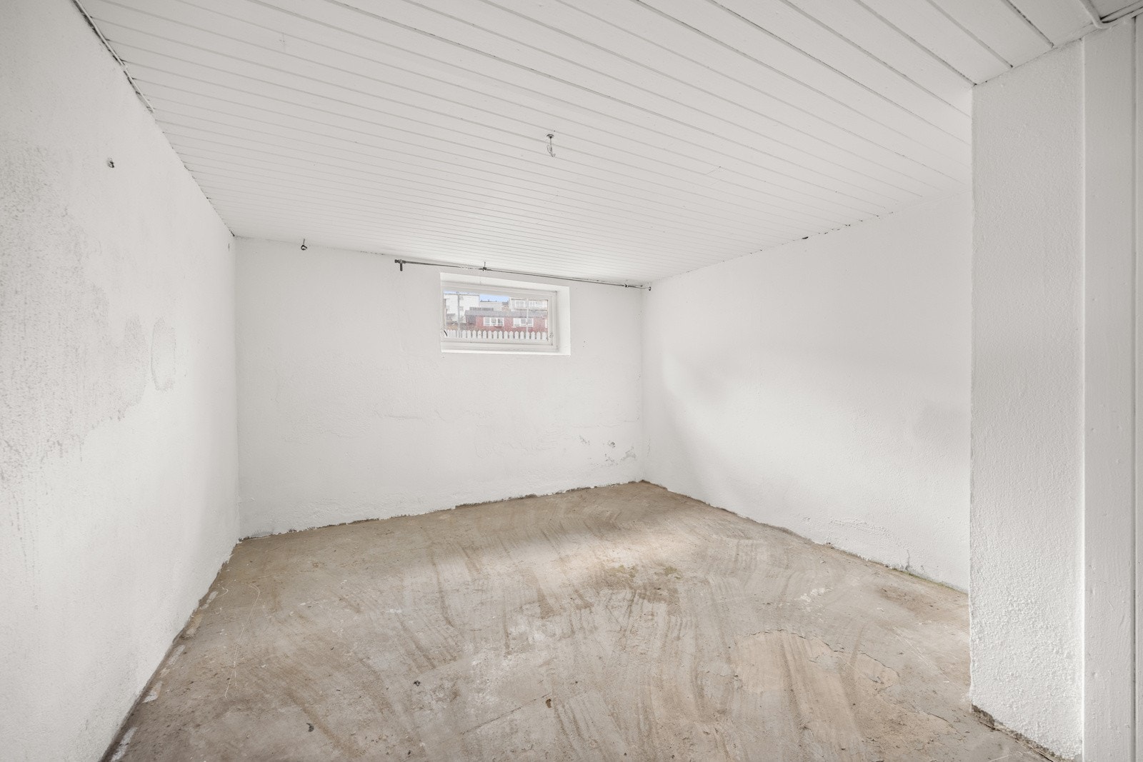 Kjelleren har bl.a. 6 boder, vaskerom og wc. Galleribilde