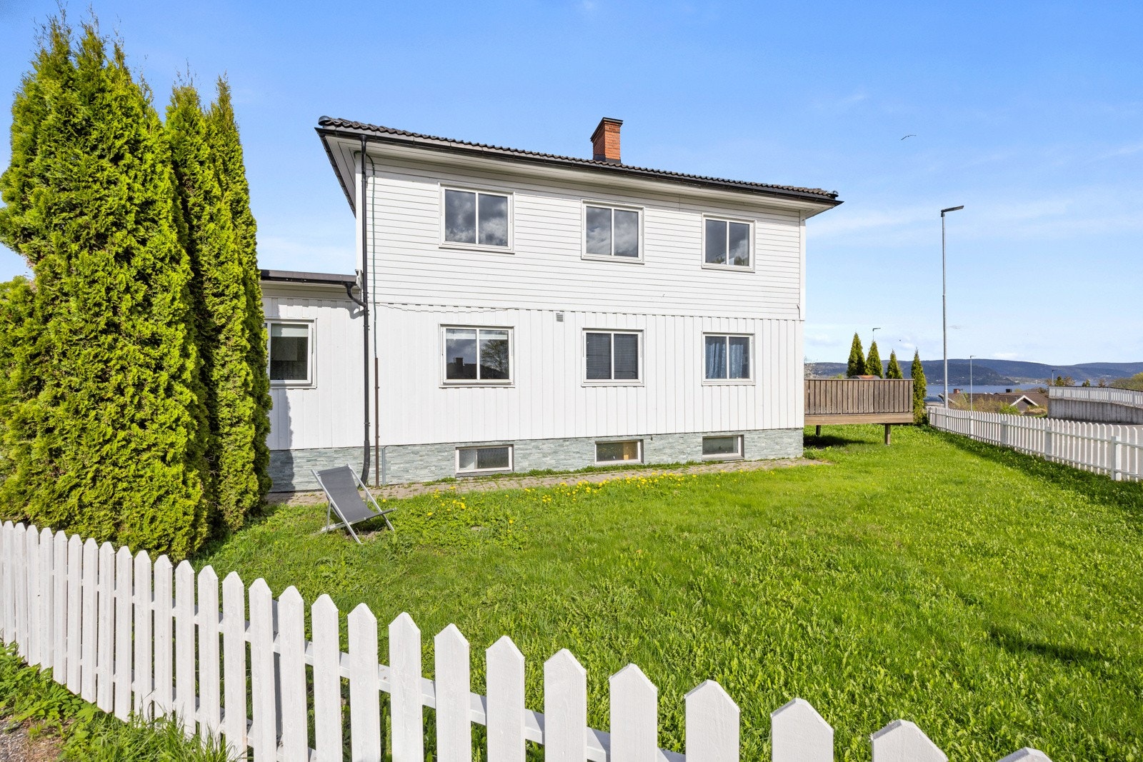 Inngjerdet hage rundt huset. Galleribilde