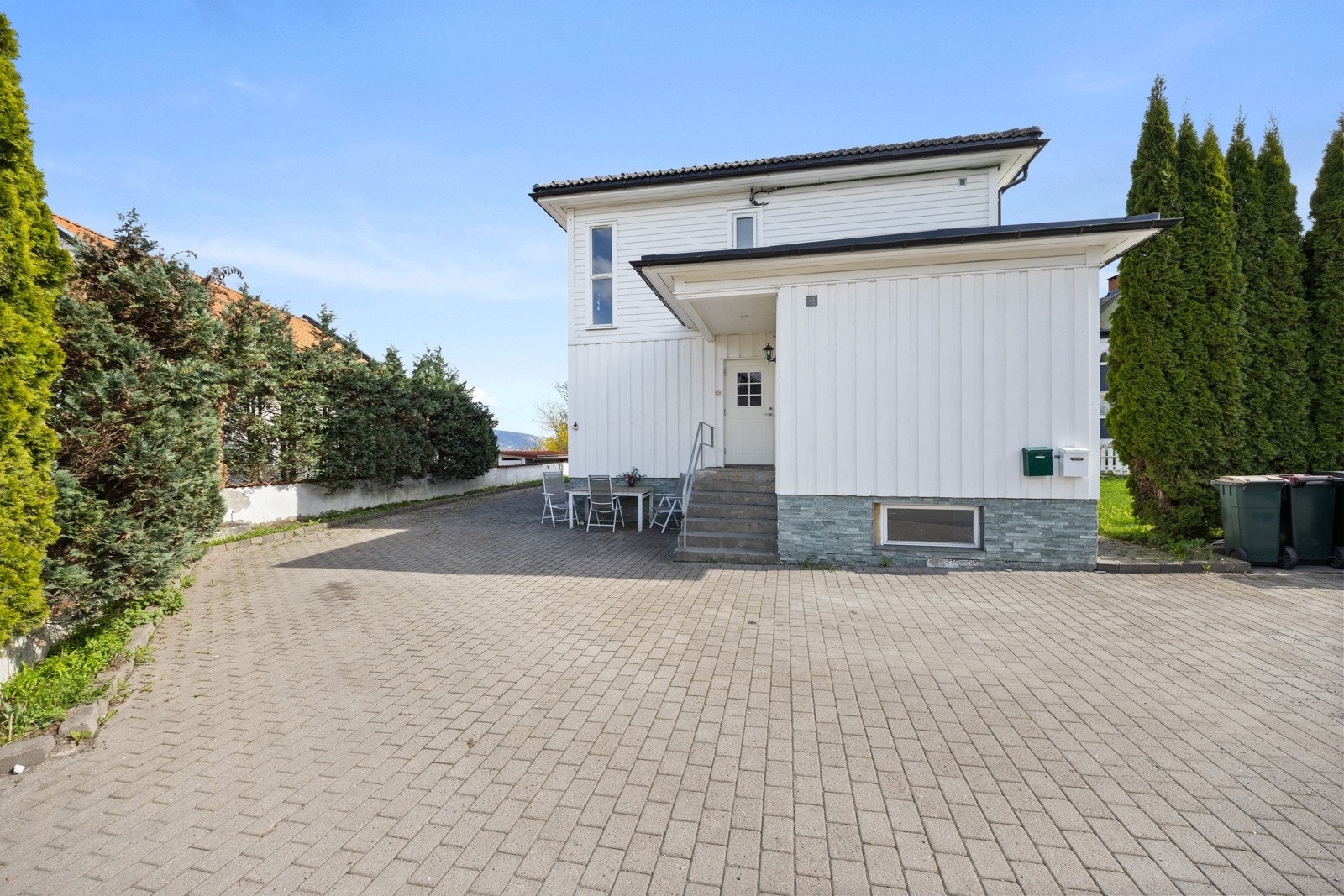 Flere biloppstillingsplasser utenfor. Galleribilde