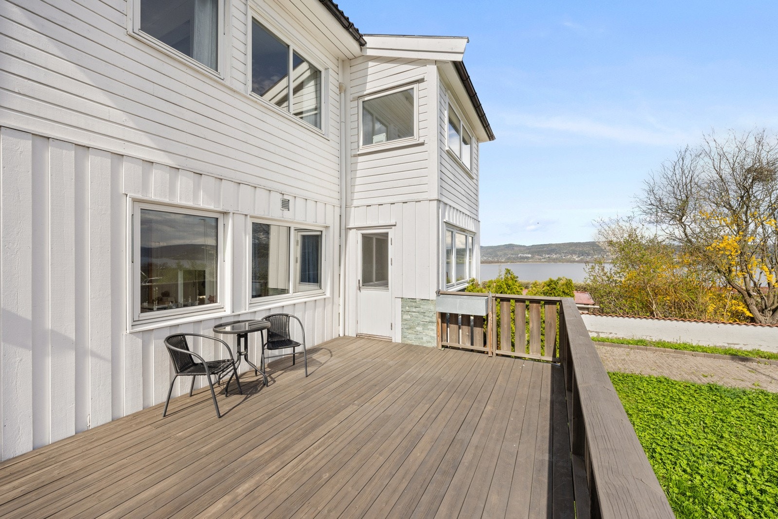 Solrik uteplass utenfor 1. etasje. Galleribilde