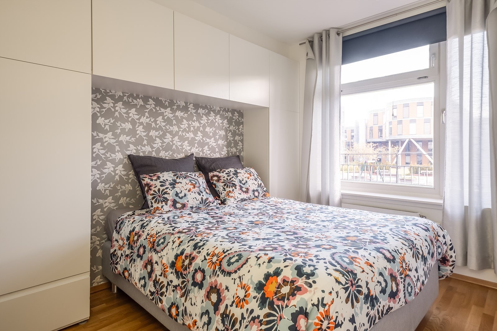 Leilighetens soverom er av god størrelse og måler 8,3 m², holder moderne standard når det gjelder støyisolasjon og er praktisk i utforming. Galleribilde