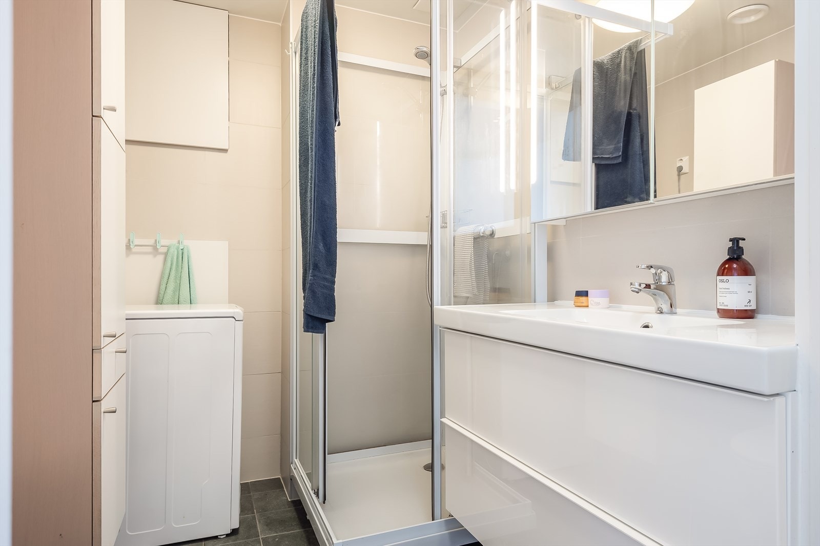 Her får du moderne baderomsinnredning, opplegg for vaskemaskin og behagelig gulvvarme. Galleribilde