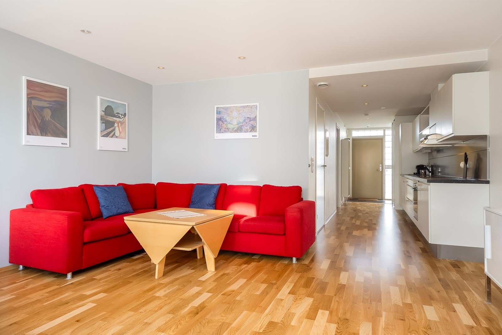 Boligen fremstår pen og moderne, og bærer preg av fint bruk. Det er i nyere tid malt vegger og det er gjort oppgraderinger som downlights i himling. Galleribilde