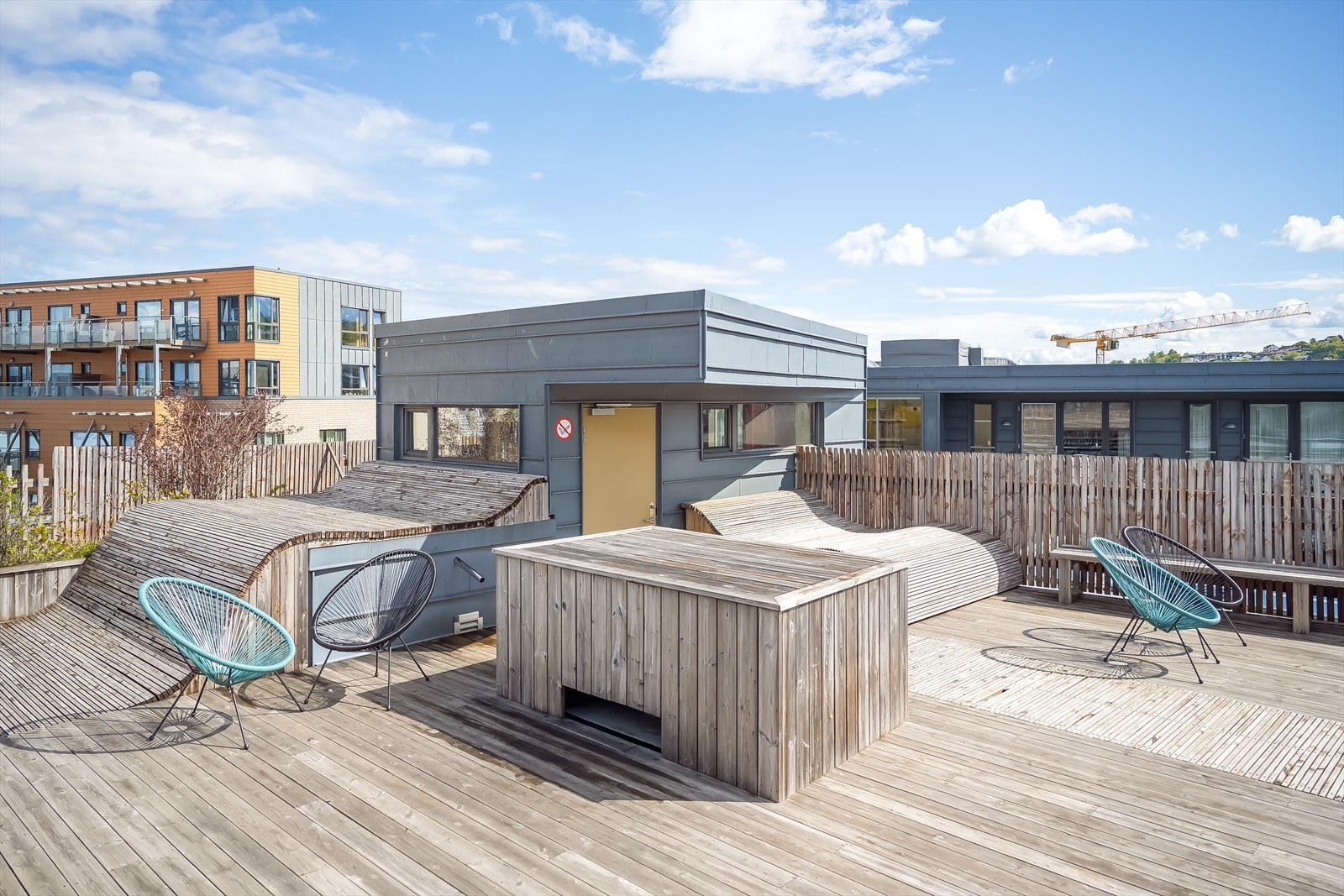 Sameiet nyter av felles takterrasse. Her kan du nyte sol fra morgen til kveld. Galleribilde