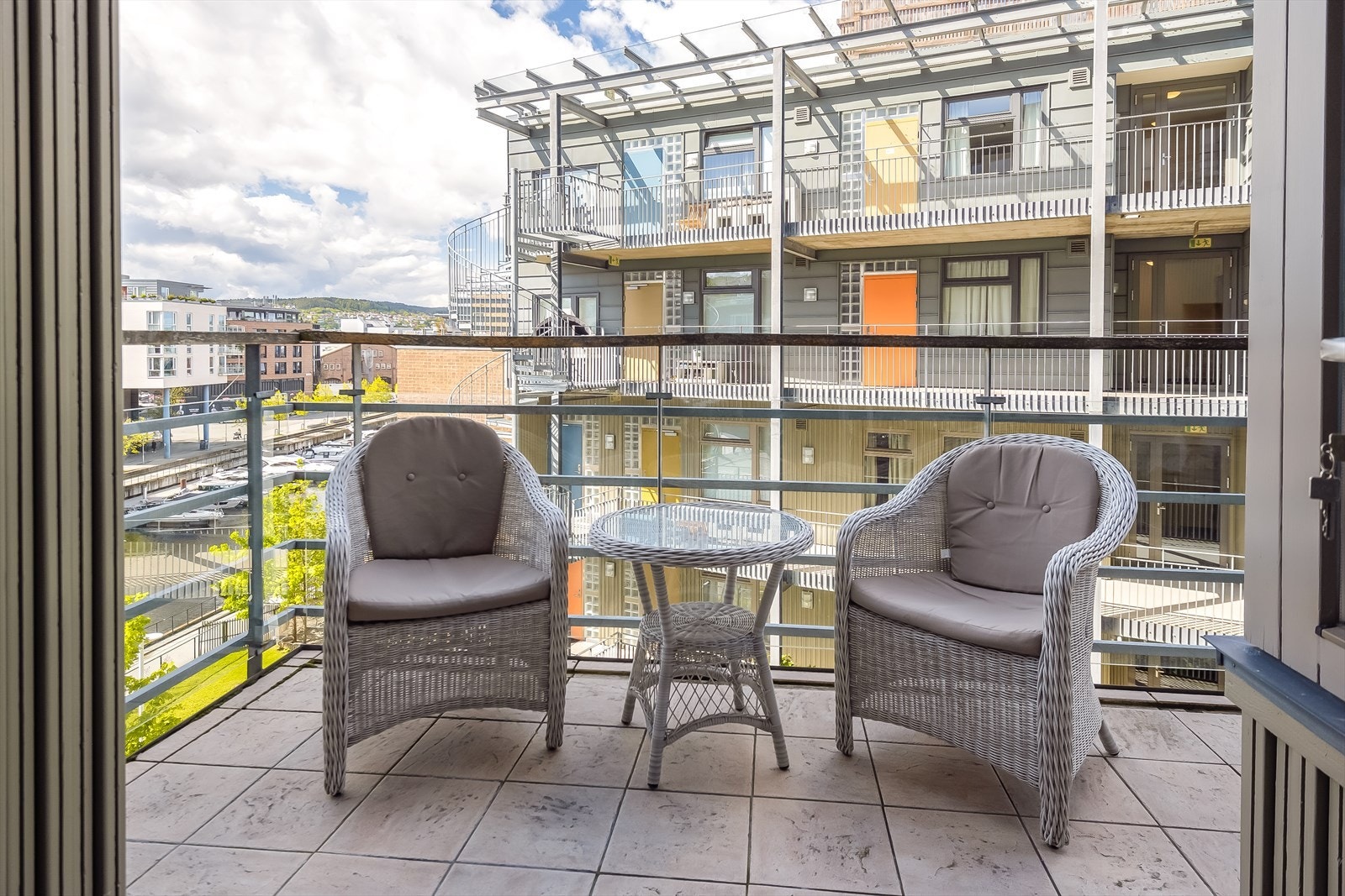 Nyt flott utsikt mot Rosenborgbassenget fra egen balkong, med lang solgang og usjenert beliggenhet i 5. etasje. Galleribilde