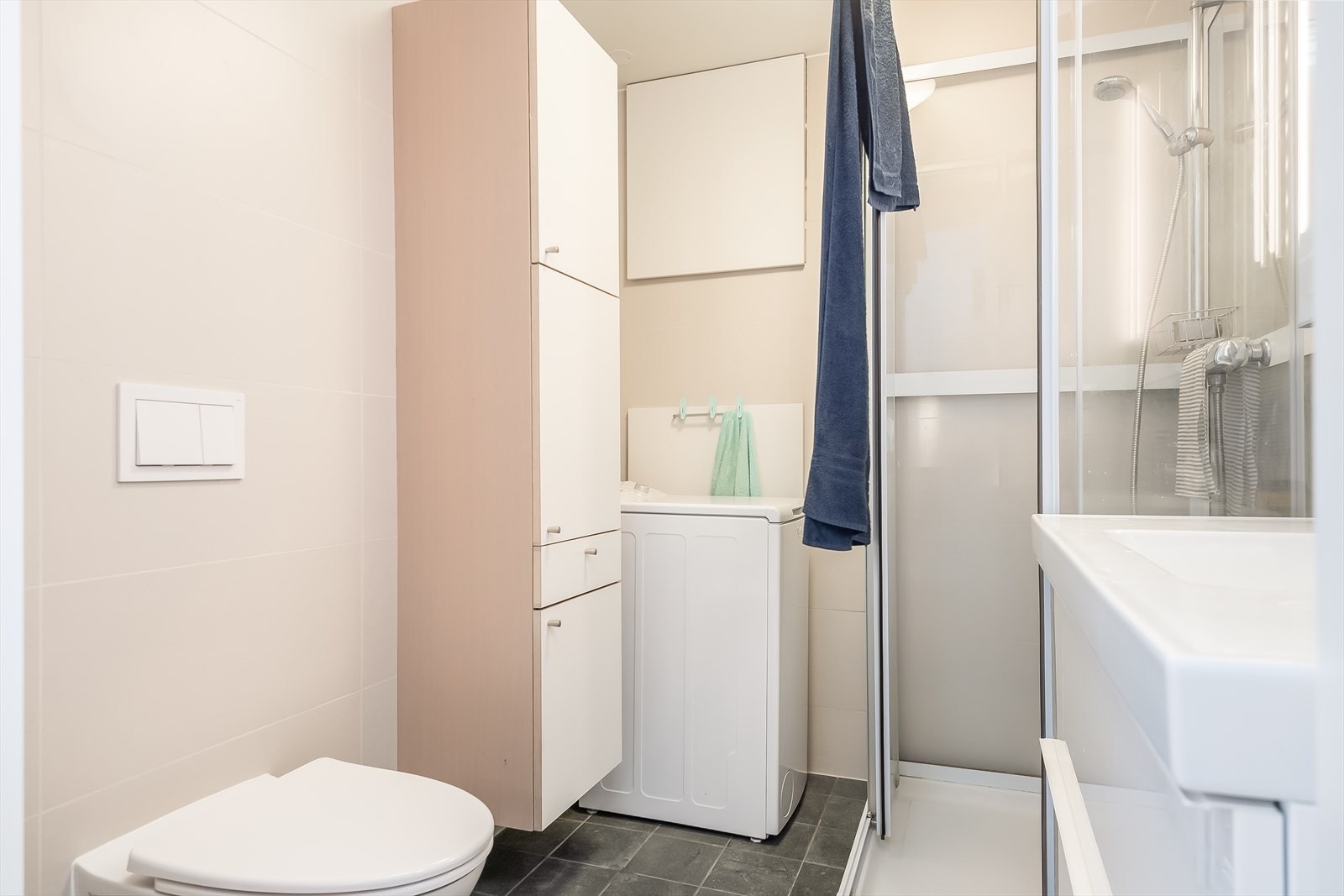 Lyst og flislagt bad på 3,5 m², totalrenovert i 2023. Badet er vurdert til tilstandsgrad 0 av takstmann. Galleribilde