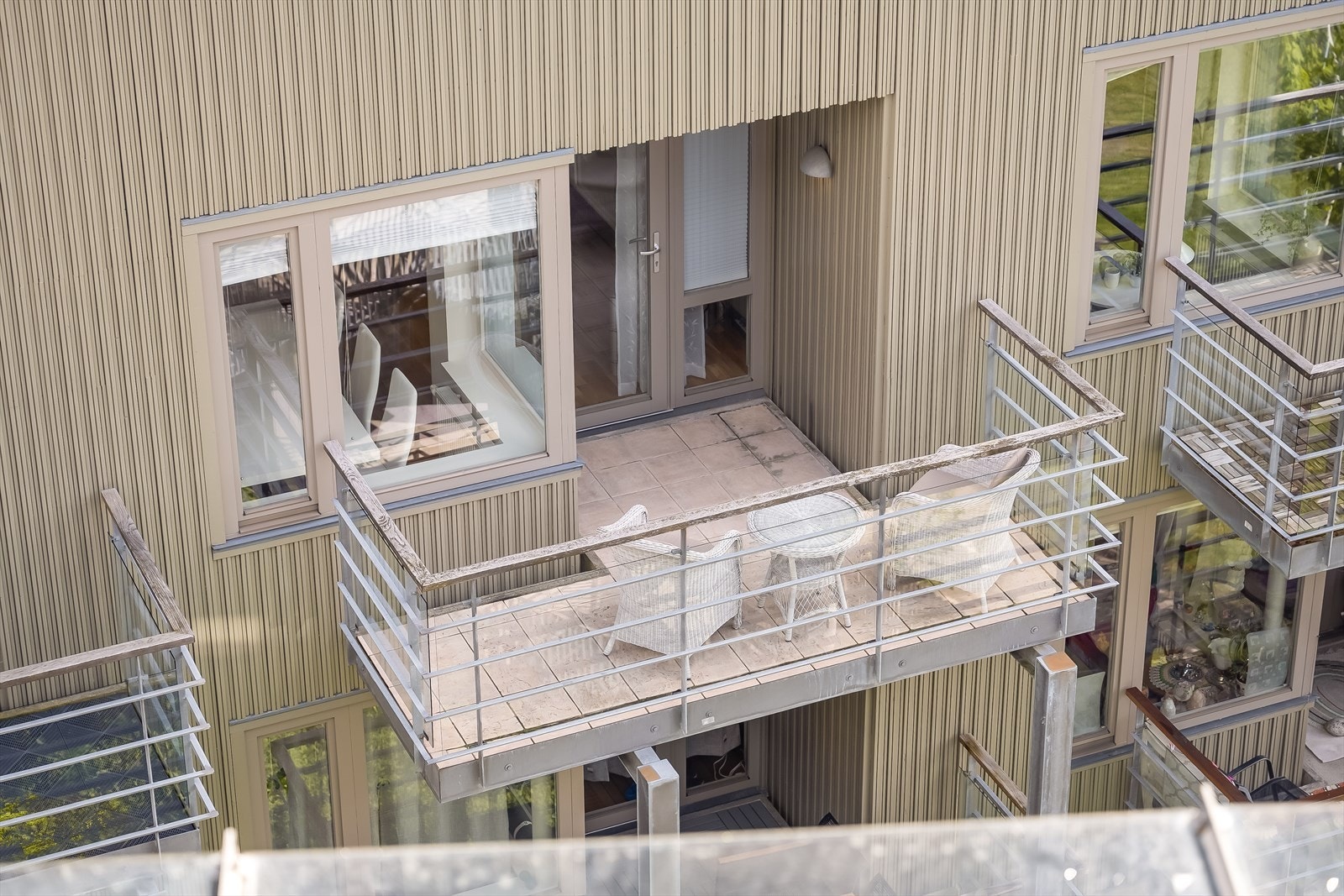 Balkongen er vestvendt, måler 7 m² og nyter gode sol- og utsiktsforhold. Galleribilde