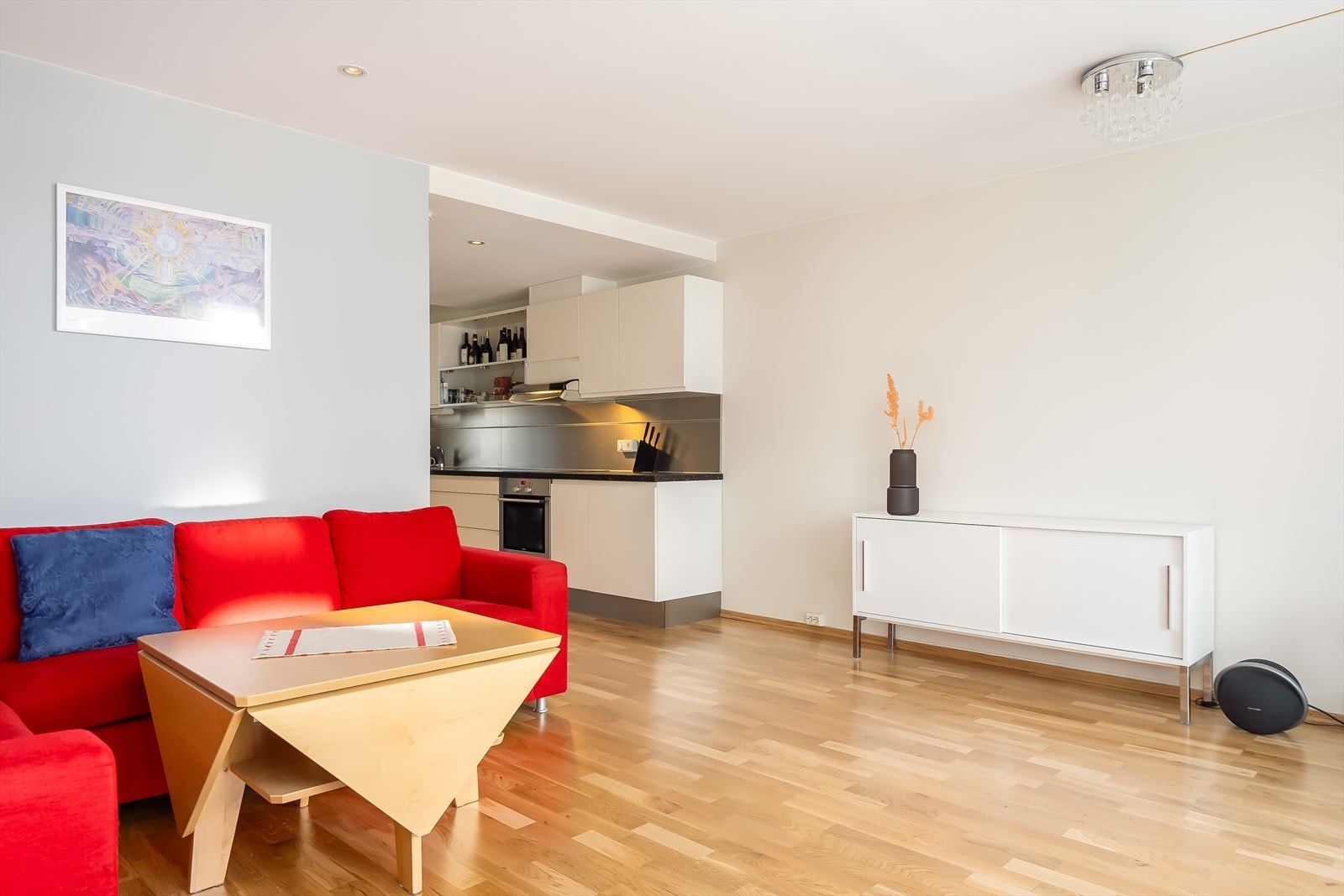 Her får du en gjennomgående pen leilighet fra nyere byggeår (2006) med en rekke kvaliteter som bad renovert i 2023, balansert ventilasjon og fjernvarme. Galleribilde