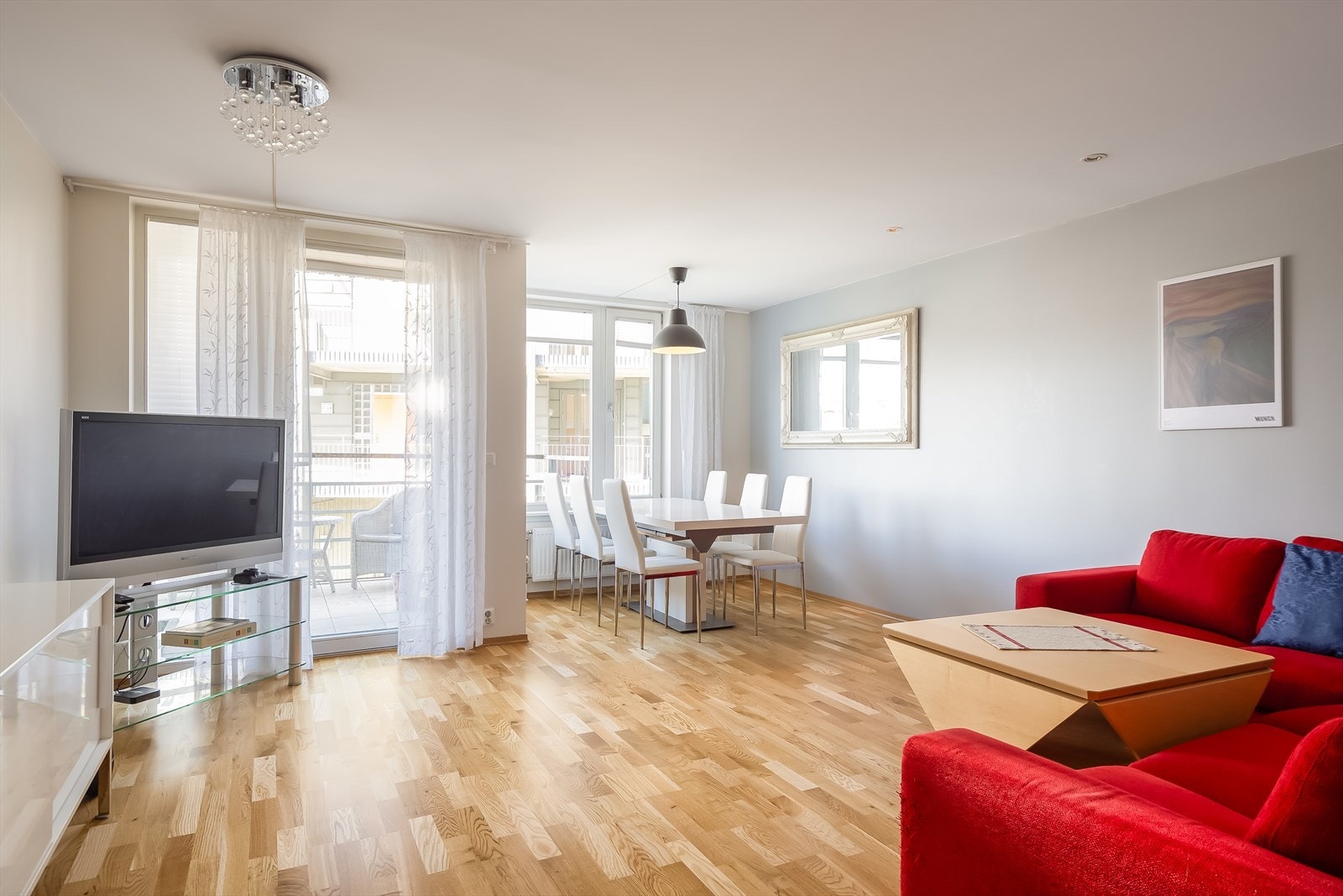 Velkommen inn - her får du en åpen stue- og kjøkkenløsning på totalt 36,6 m², med flere naturlige soner. Galleribilde