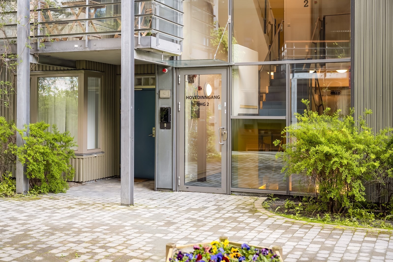 Det er heis i bygget for enkel adkomst til leiligheten. Galleribilde