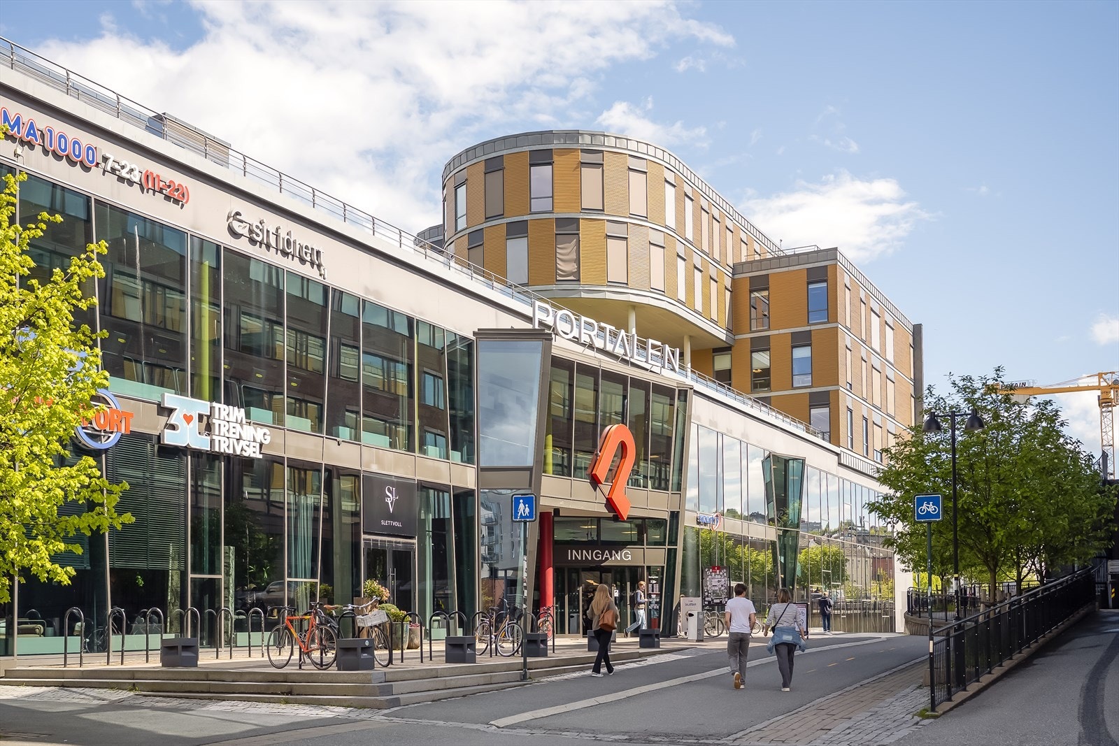 Kun 80 meter unna ligger både 3T, SIT idrett, sportsbutikk og søndagsåpen Rema 1000. Galleribilde